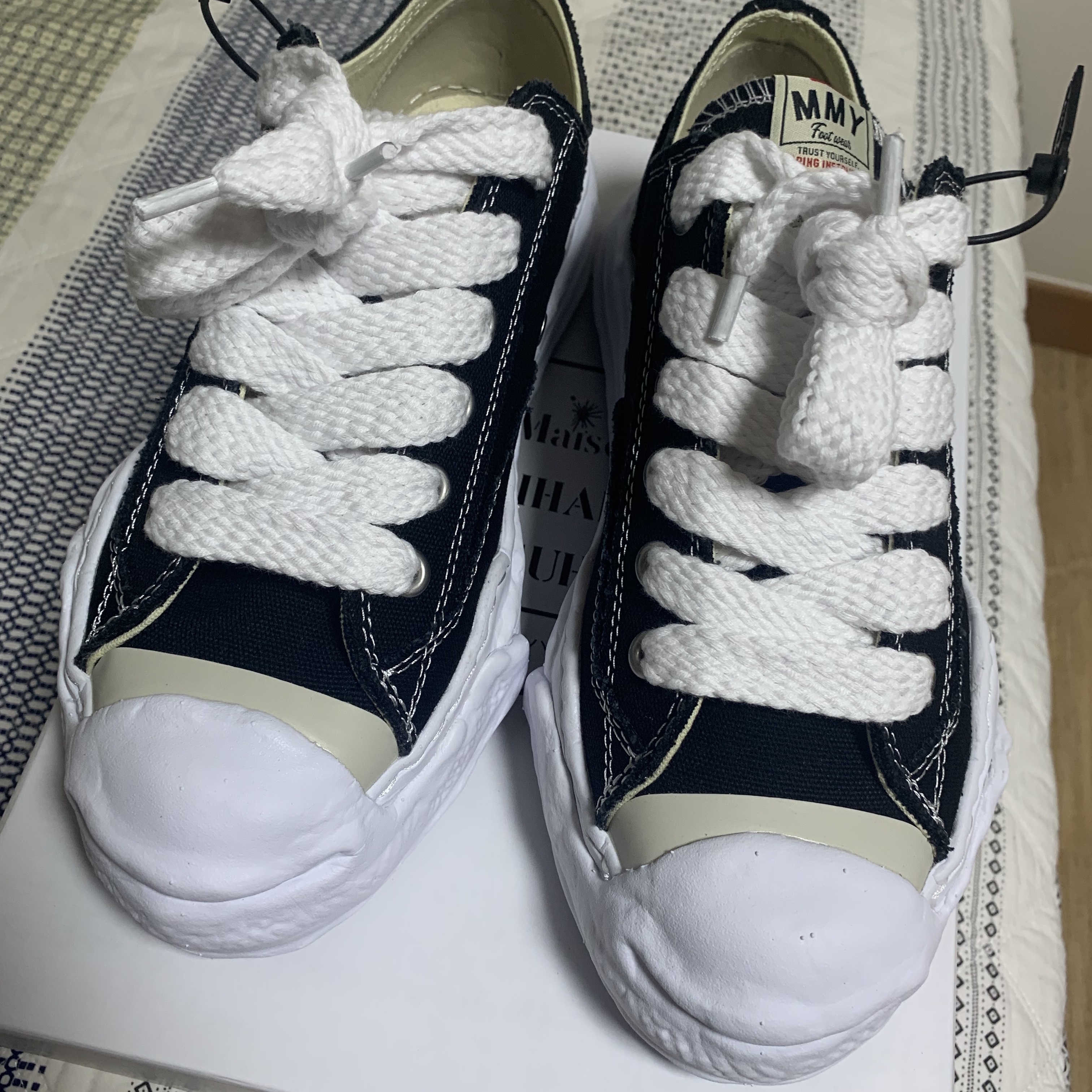 Maison Mihara Yasuhiro Hank OG Sole Canvas Low-top Sneakers Black 착용 스타일