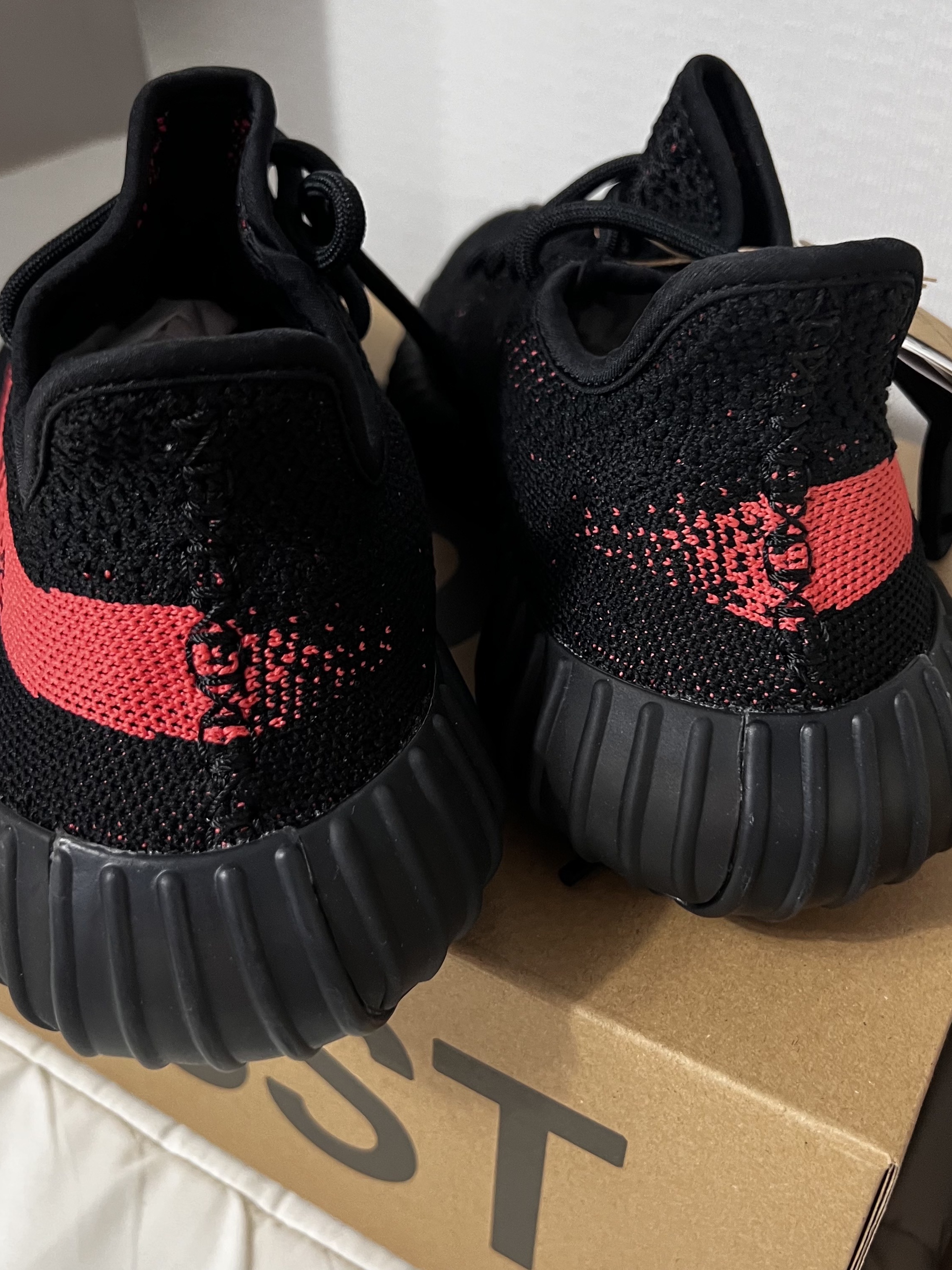 Adidas Yeezy Boost 350 V2 Core Black Red 2022/2023, Dior Micro Lady Bag Cannage Lambskin Black Gold 착용 스타일 - 4
