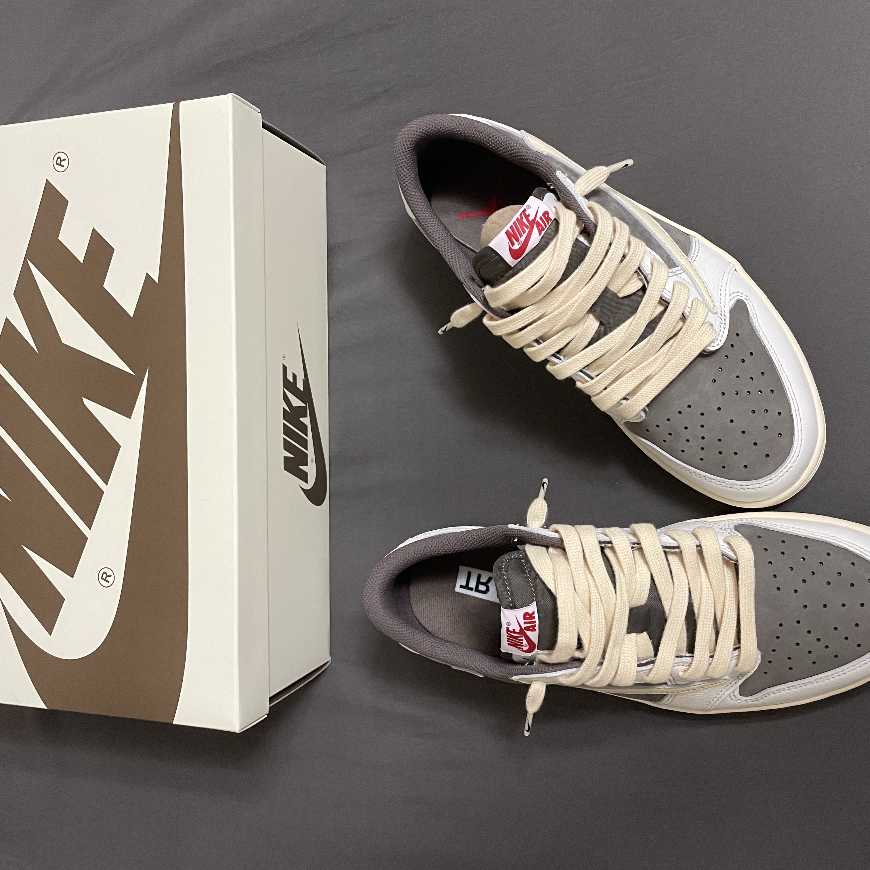 Jordan 1 x Travis Scott Retro Low OG SP Sail and Ridgerock 착용 스타일 - 1