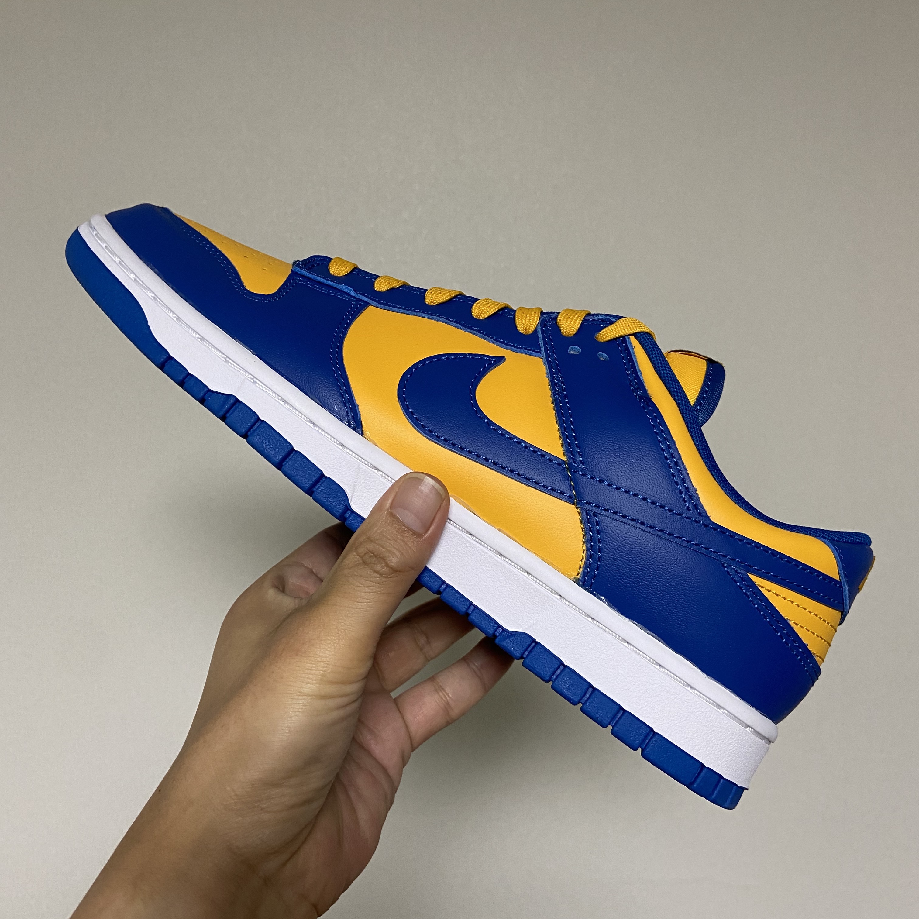 Nike Dunk Low Retro Blue Jay and University Gold 착용 스타일 - 1