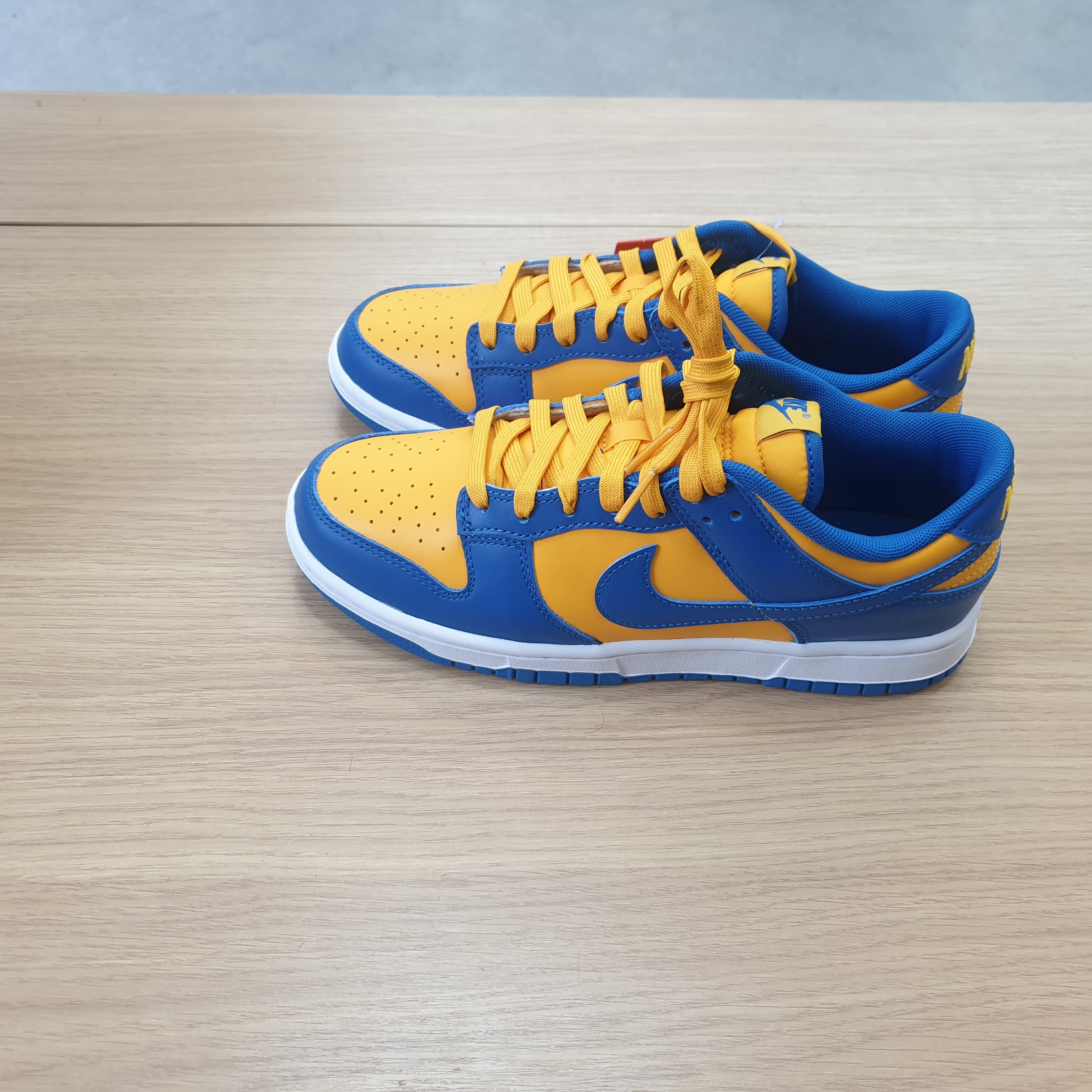 Nike Dunk Low Retro Blue Jay and University Gold 착용 스타일 - 3