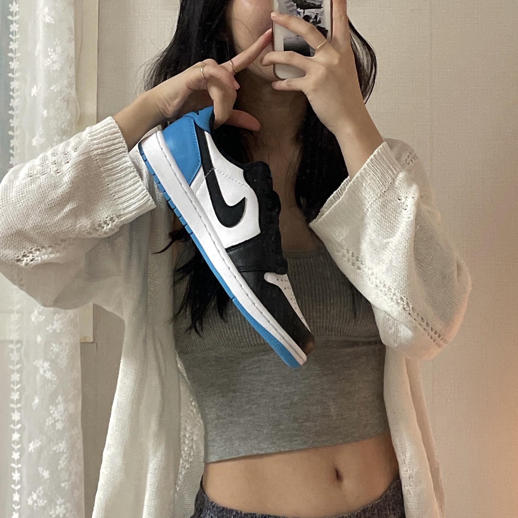Jordan 1 Retro Low OG Black and Dark Powder Blue 착용 스타일 - 4