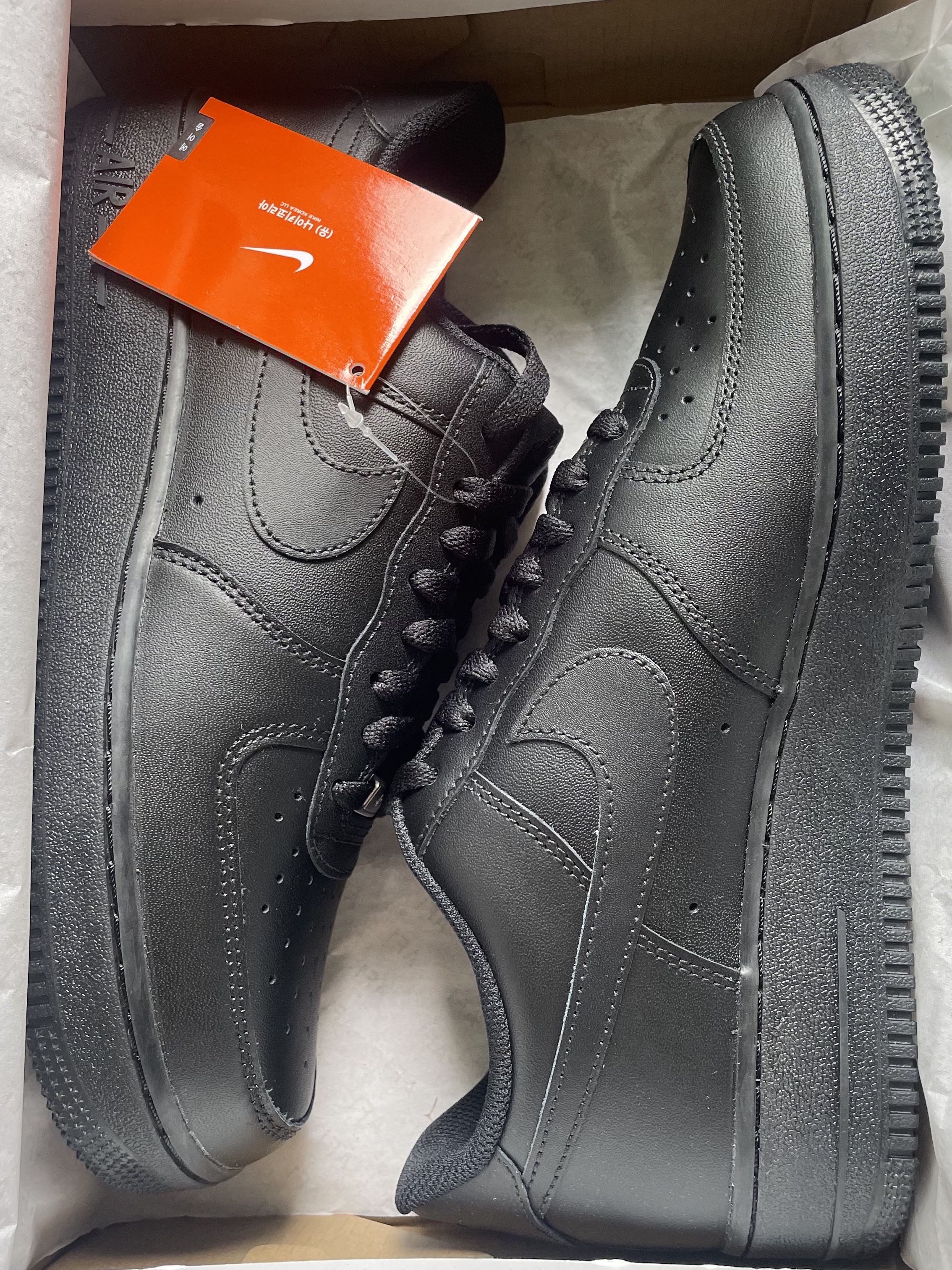 Nike Air Force 1 '07 Low Triple Black 착용 스타일