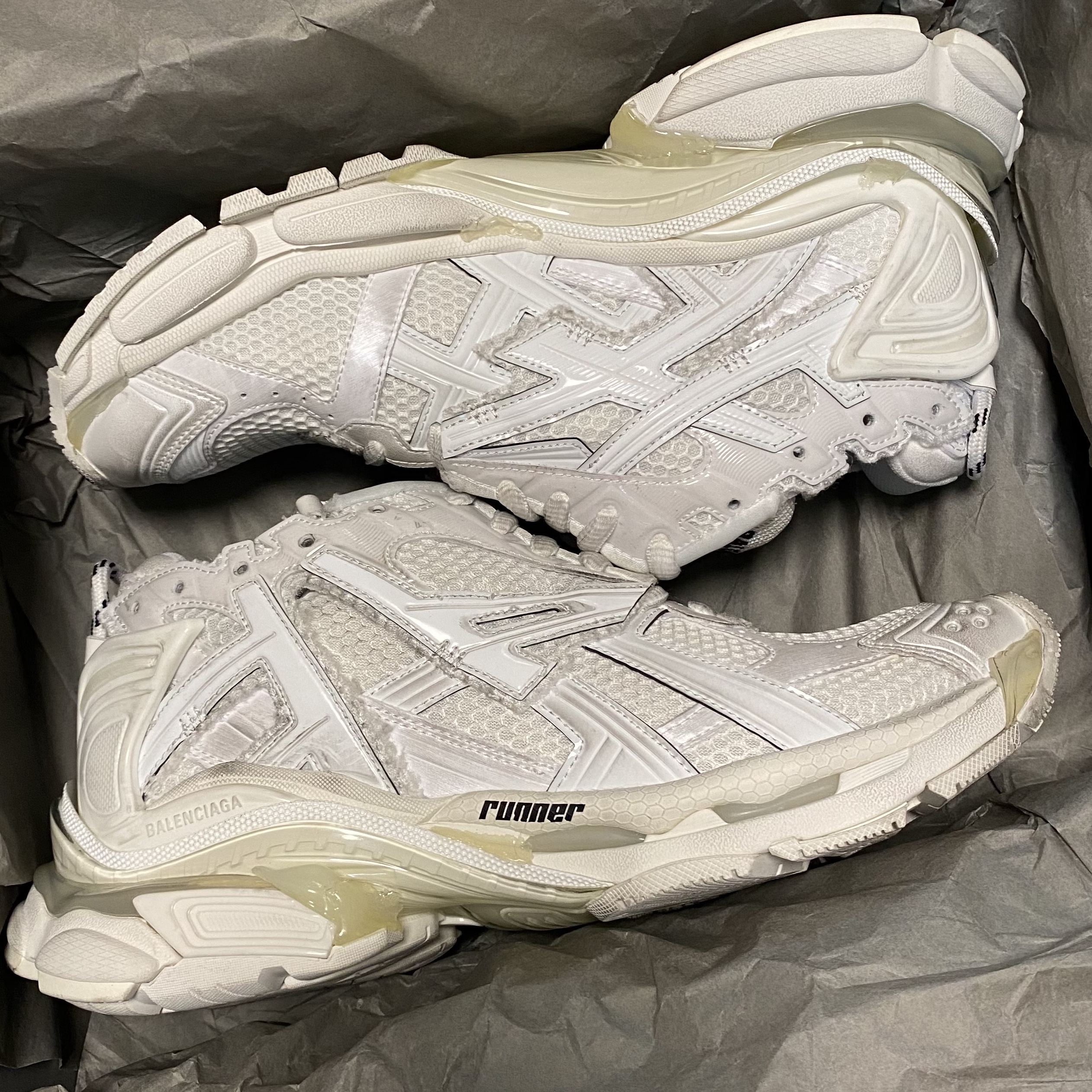 Balenciaga Runner Sneakers White 착용 스타일