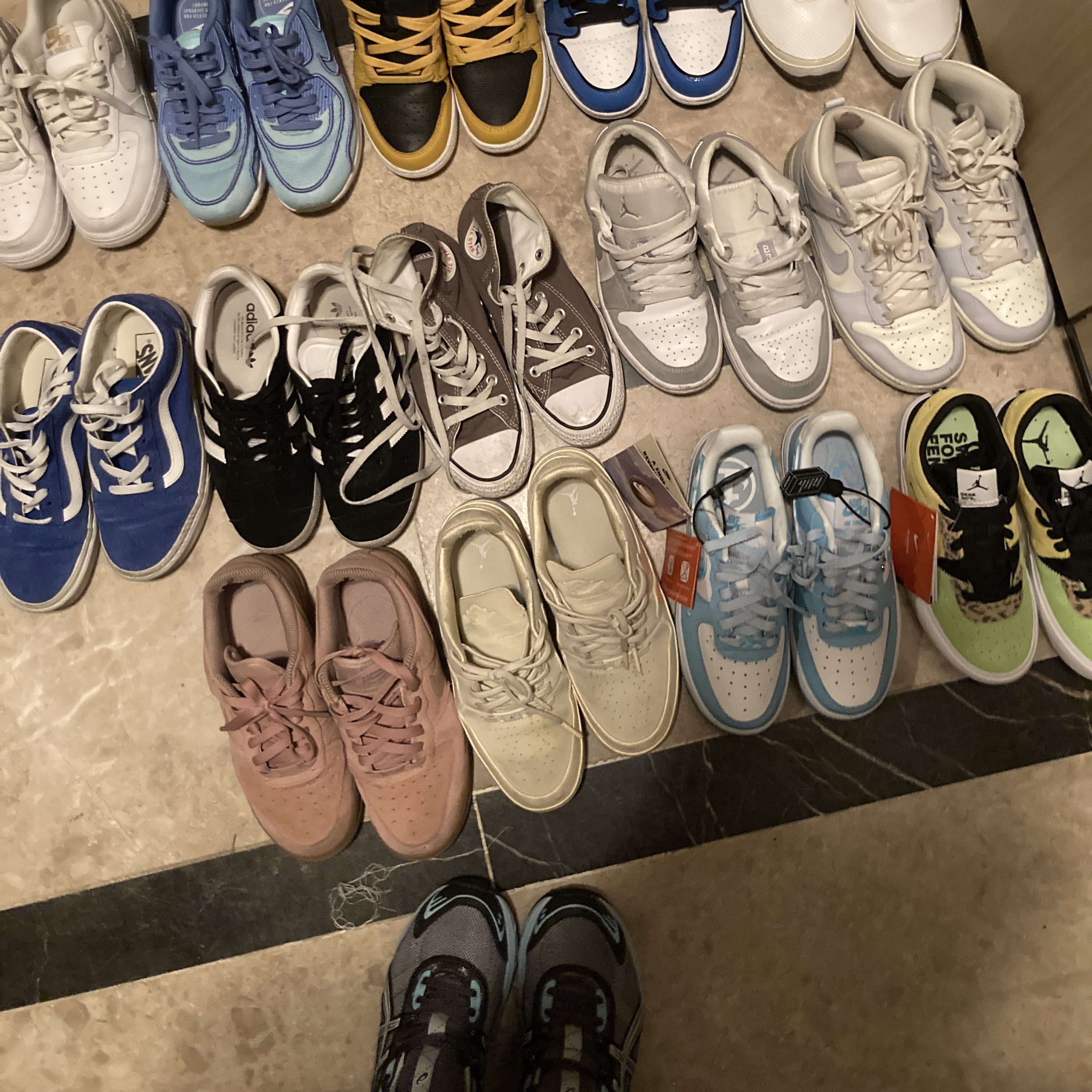 Asics UB2-S Gel-1130 Metropolis Lichen Rock, (W) Nike Air Force 1 '07 LX Celestine Blue μ°©μ© μ€νμΌ
