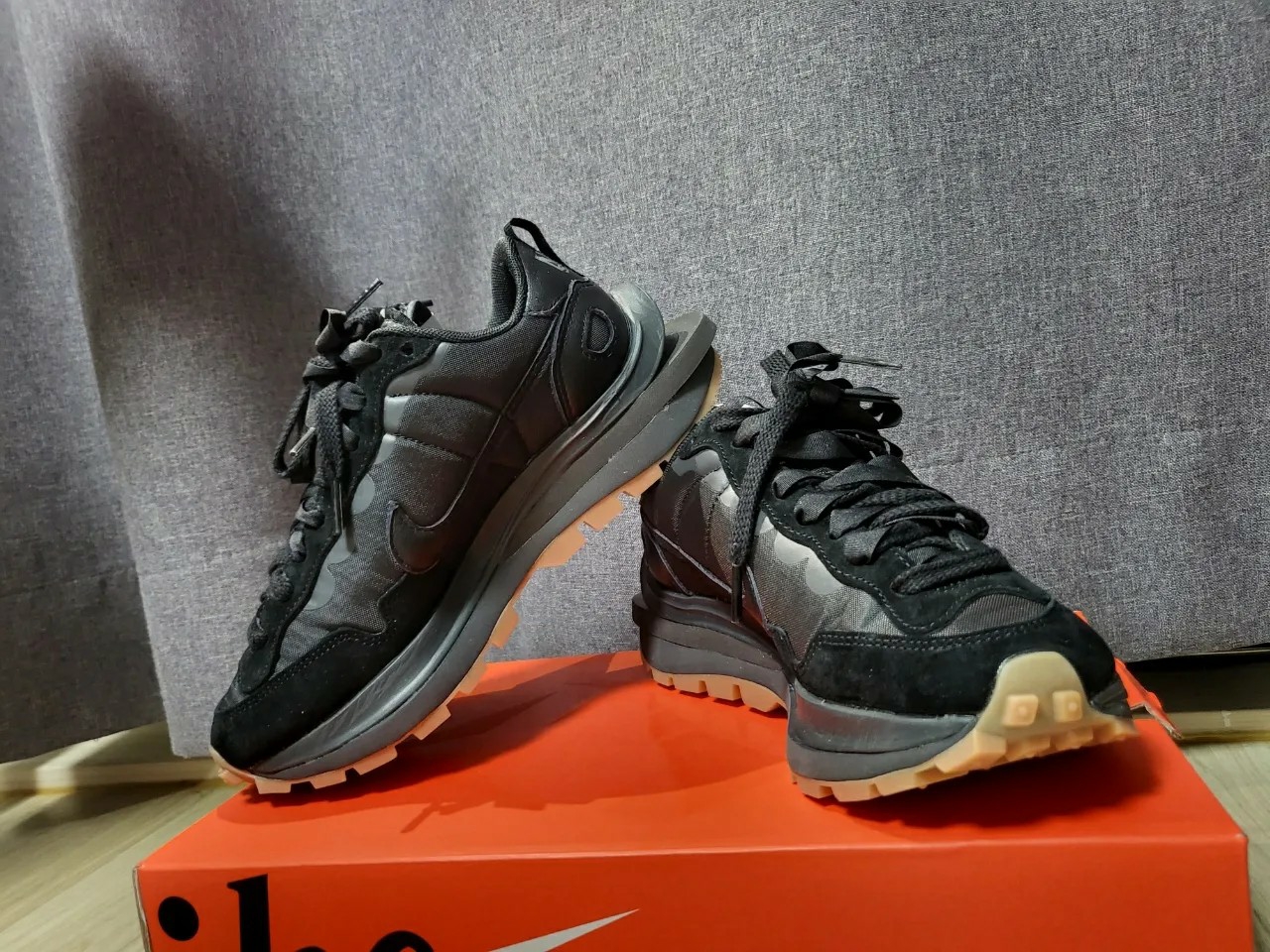 Nike x Sacai VaporWaffle Black and Gum 착용 스타일 - 2