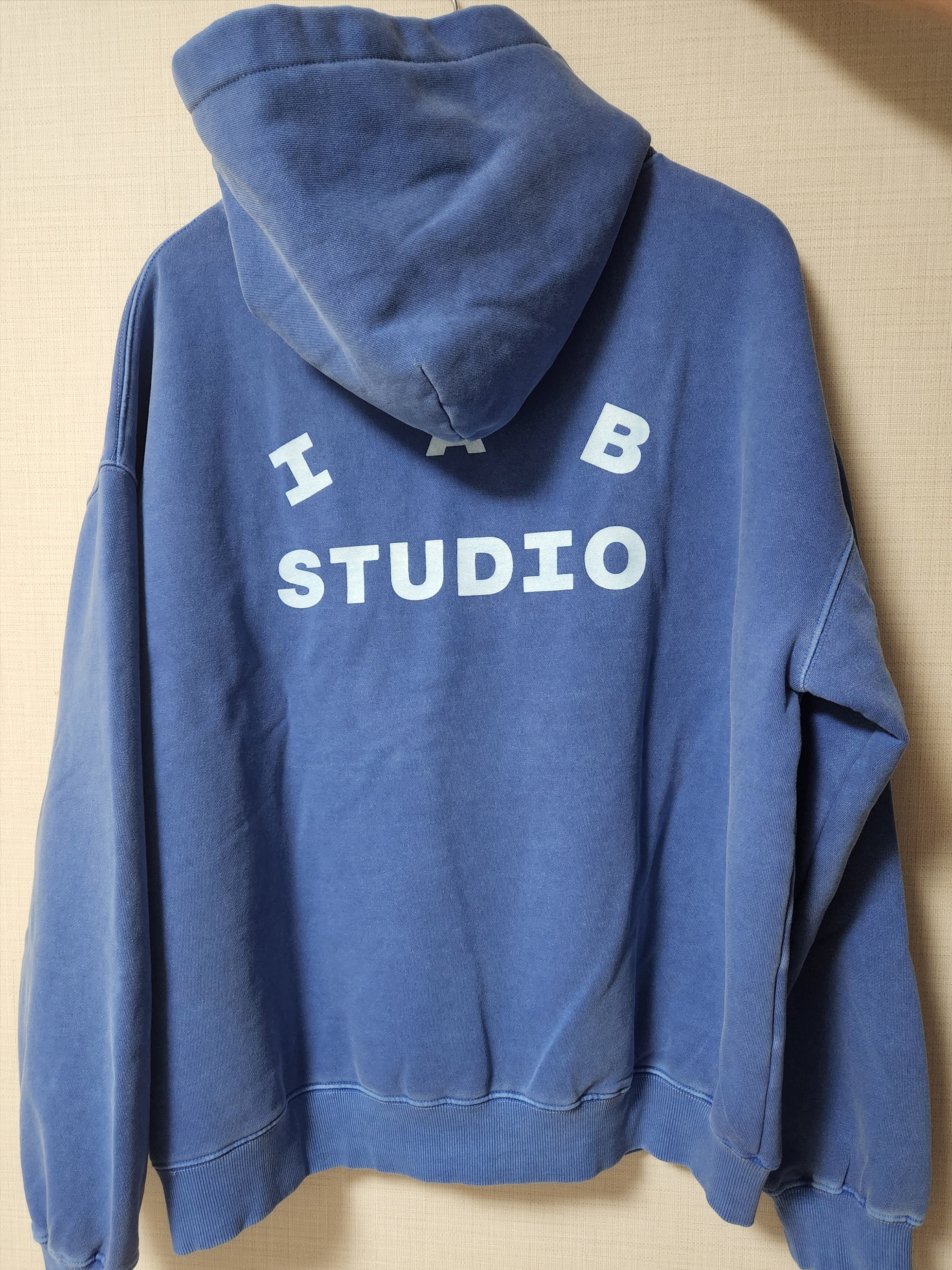 IAB Studio Pigment Hoodie Royal Blue - 22FW 착용 스타일 - 2