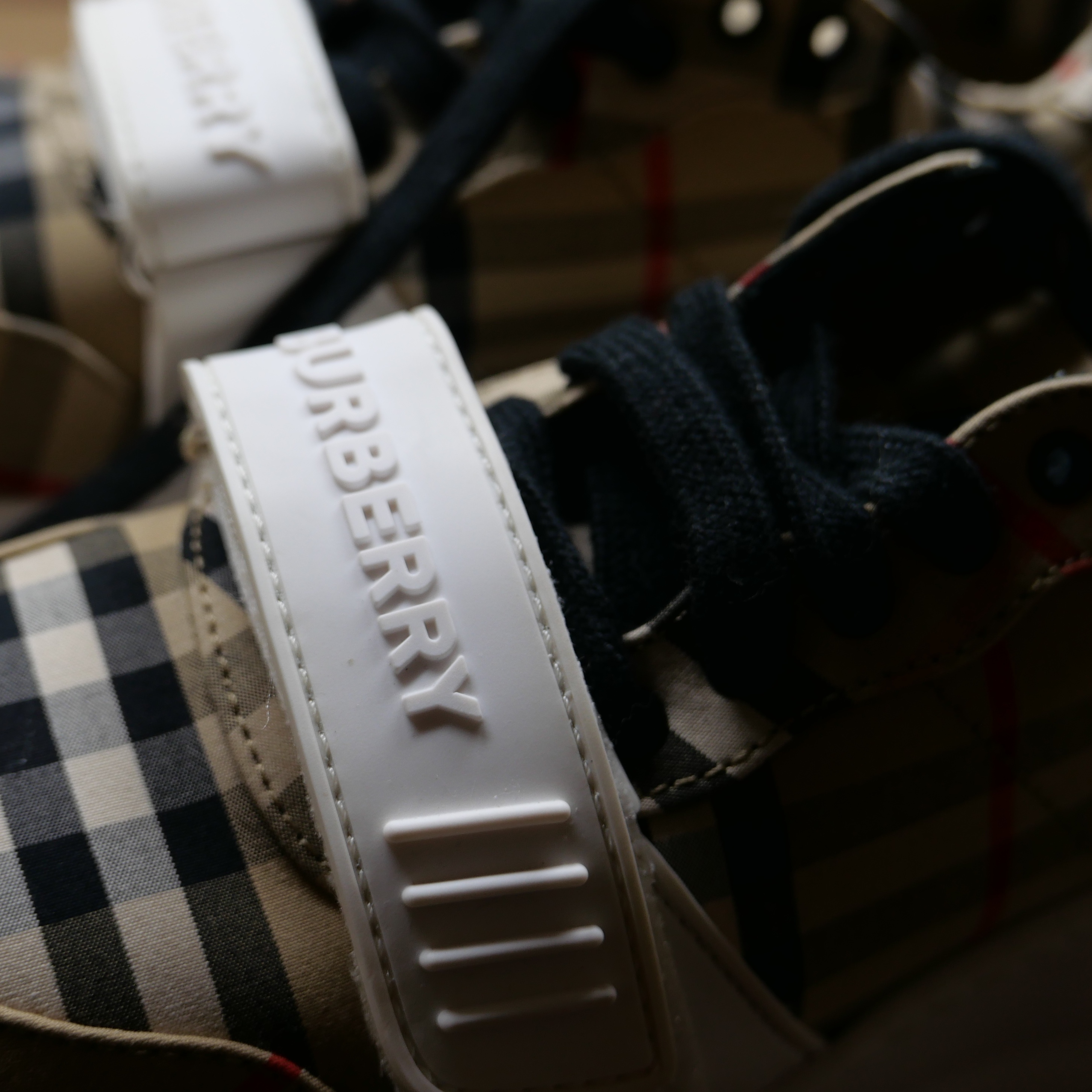 Burberry Vintage Check Suede Leather Sneakers Archive Beige 착용 스타일 - 1