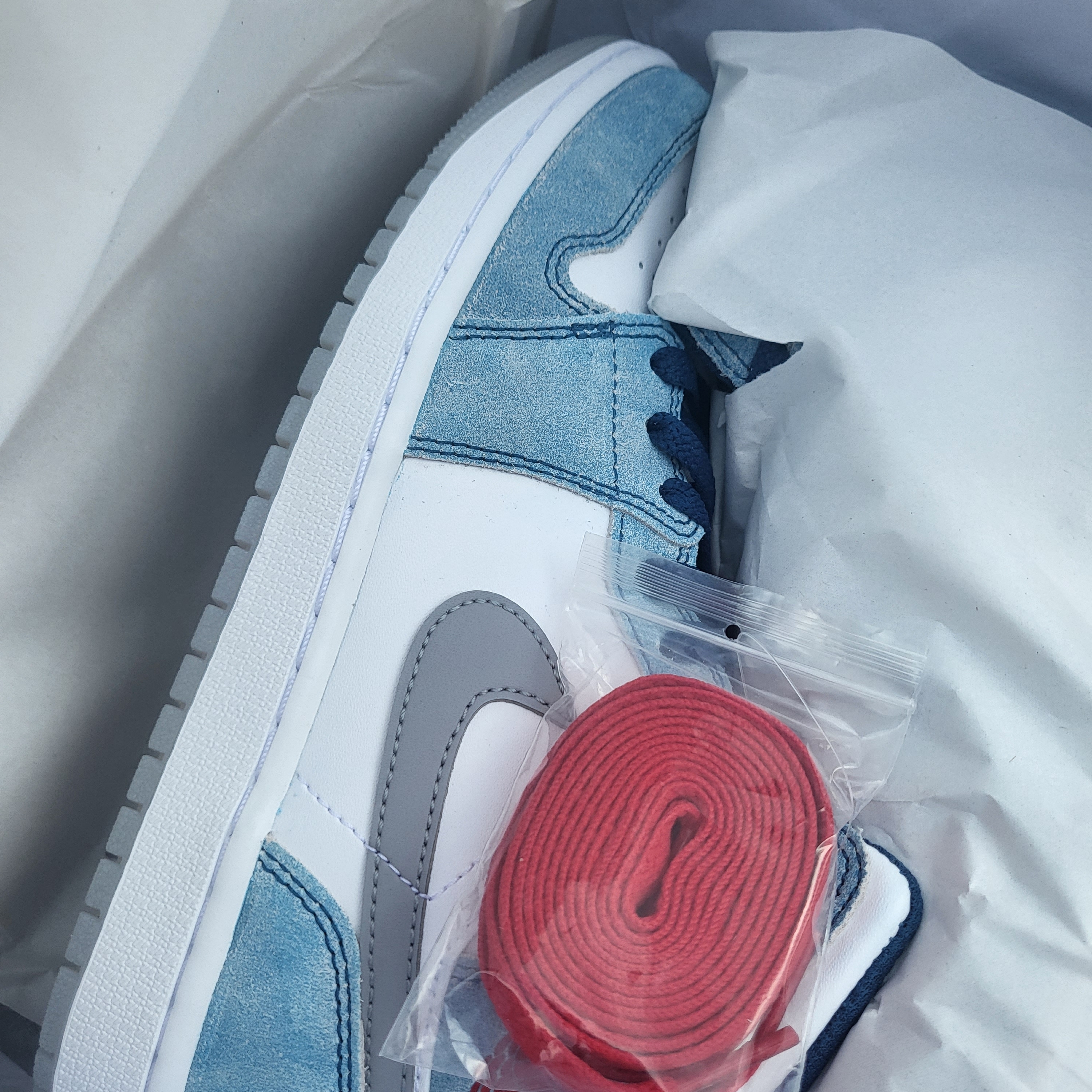 Jordan 1 Mid SE French Blue Fire Red 착용 스타일