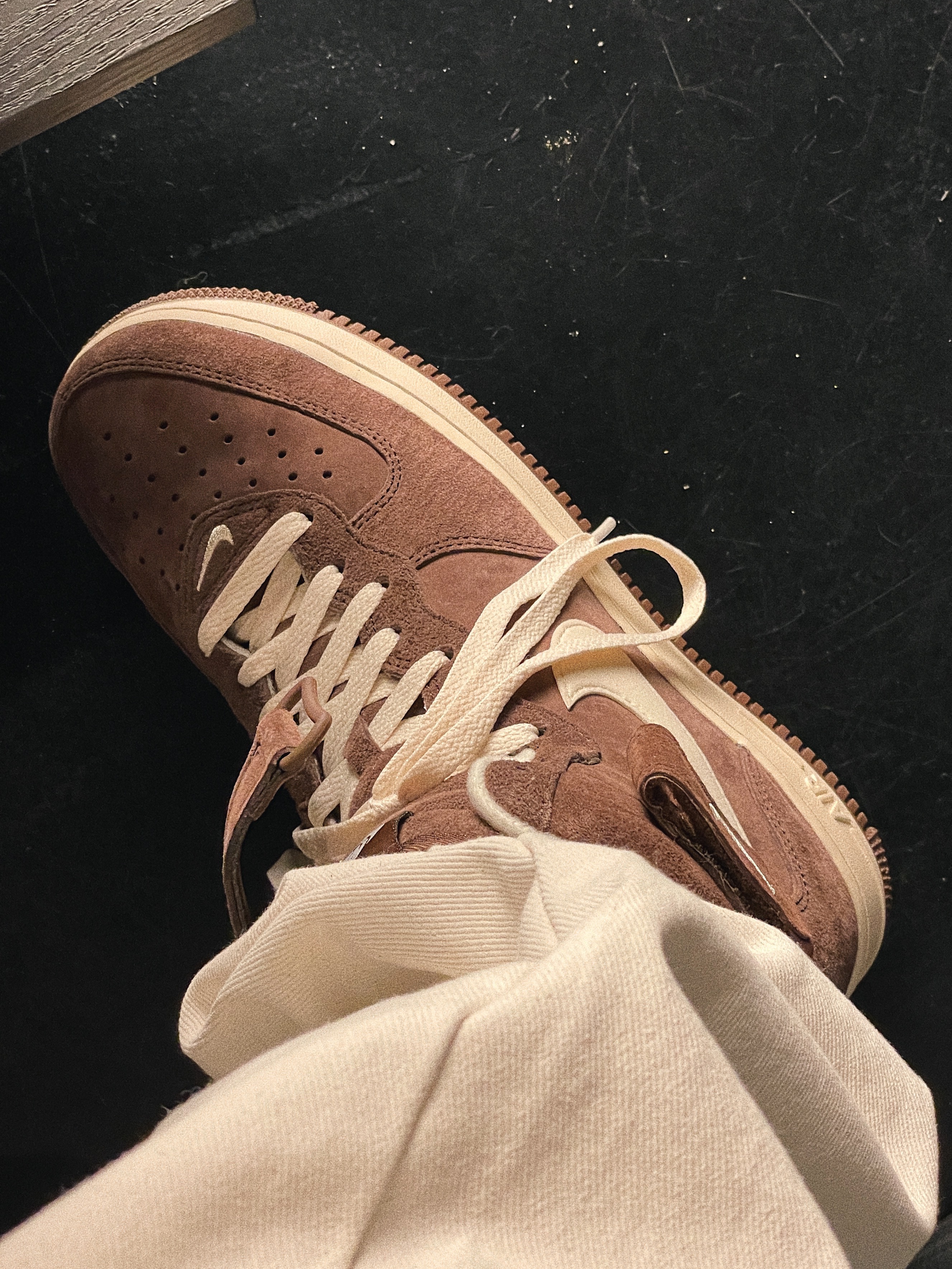 Nike Air Force 1 Mid '07 QS Chocolate 착용 스타일 - 5