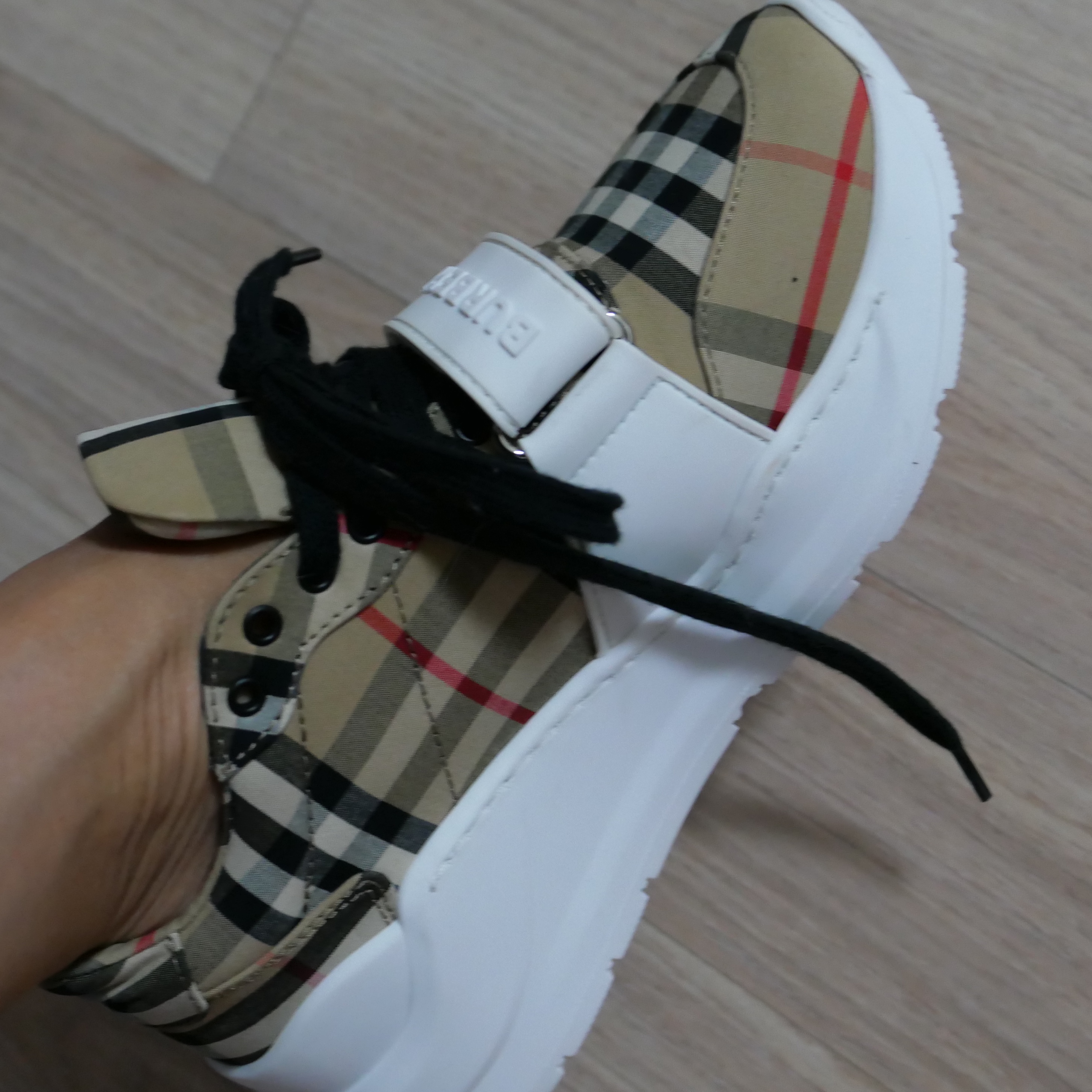 Burberry Vintage Check Suede Leather Sneakers Archive Beige 착용 스타일 - 4
