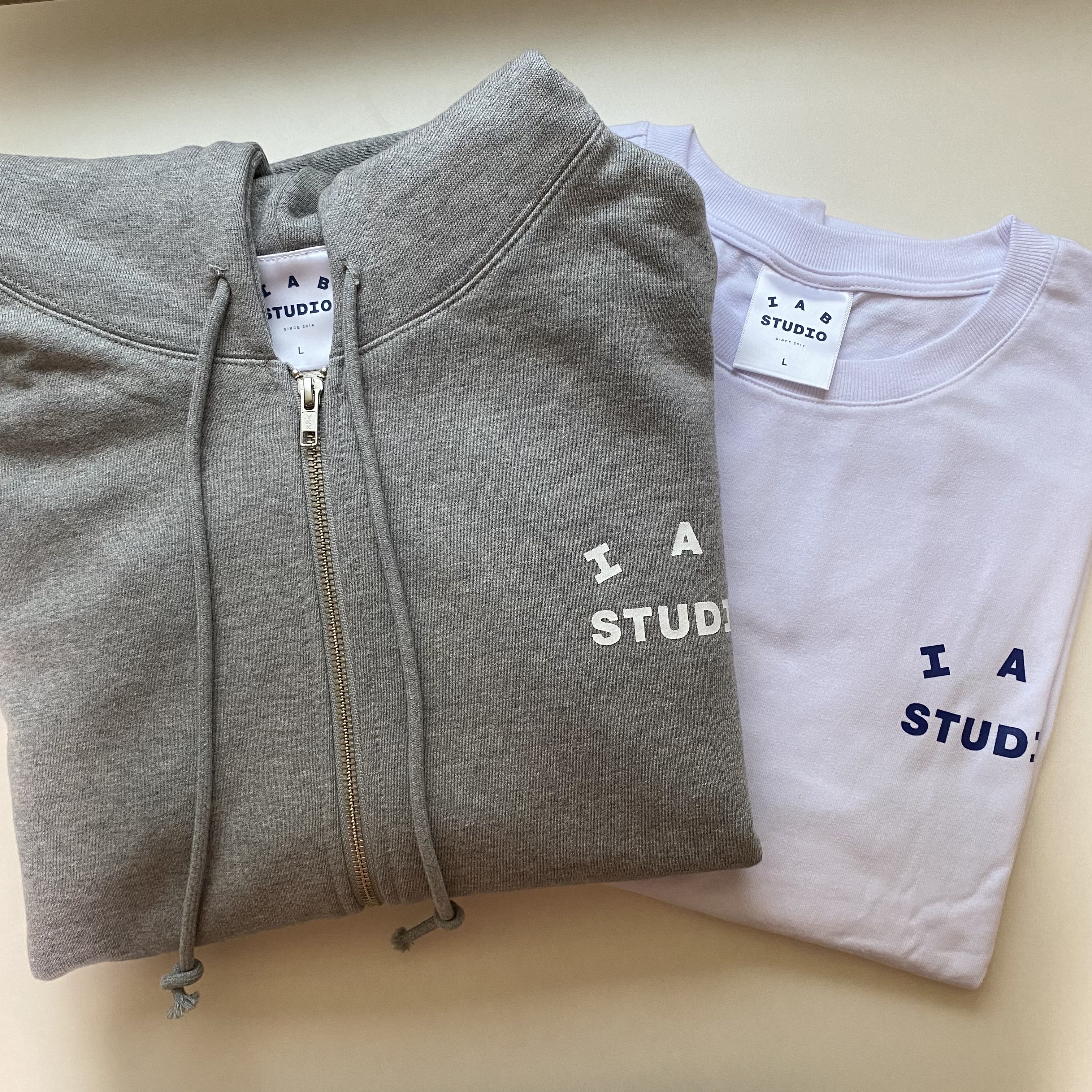 IAB Studio Zip-Up Hoodie Gray - 22FW, IAB Studio T-Shirt White Navy - 22FW 착용 스타일