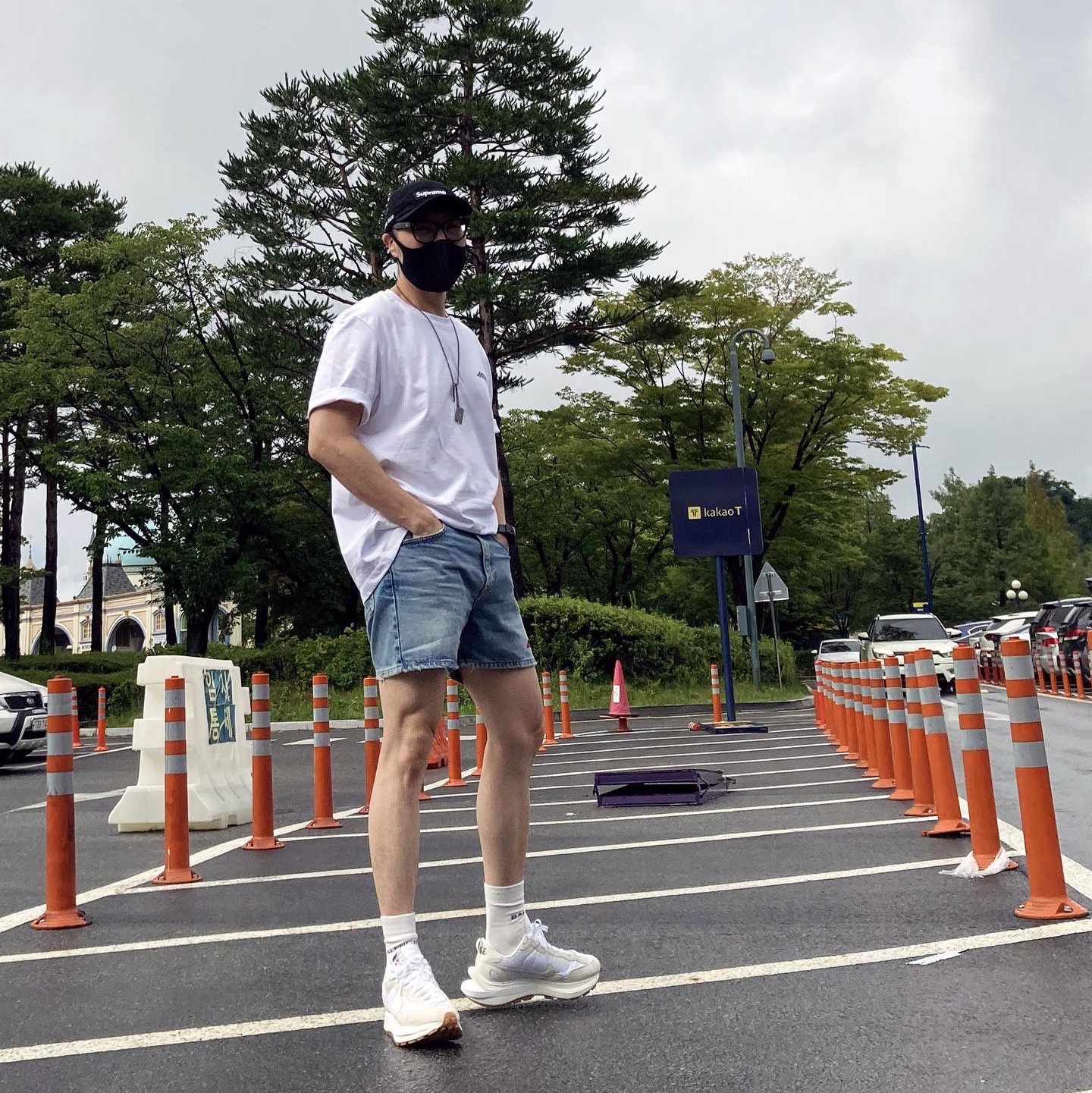 Nike x Sacai VaporWaffle White and Gum, Supreme Military Camp Cap Black - 22SS 착용 스타일 - 3