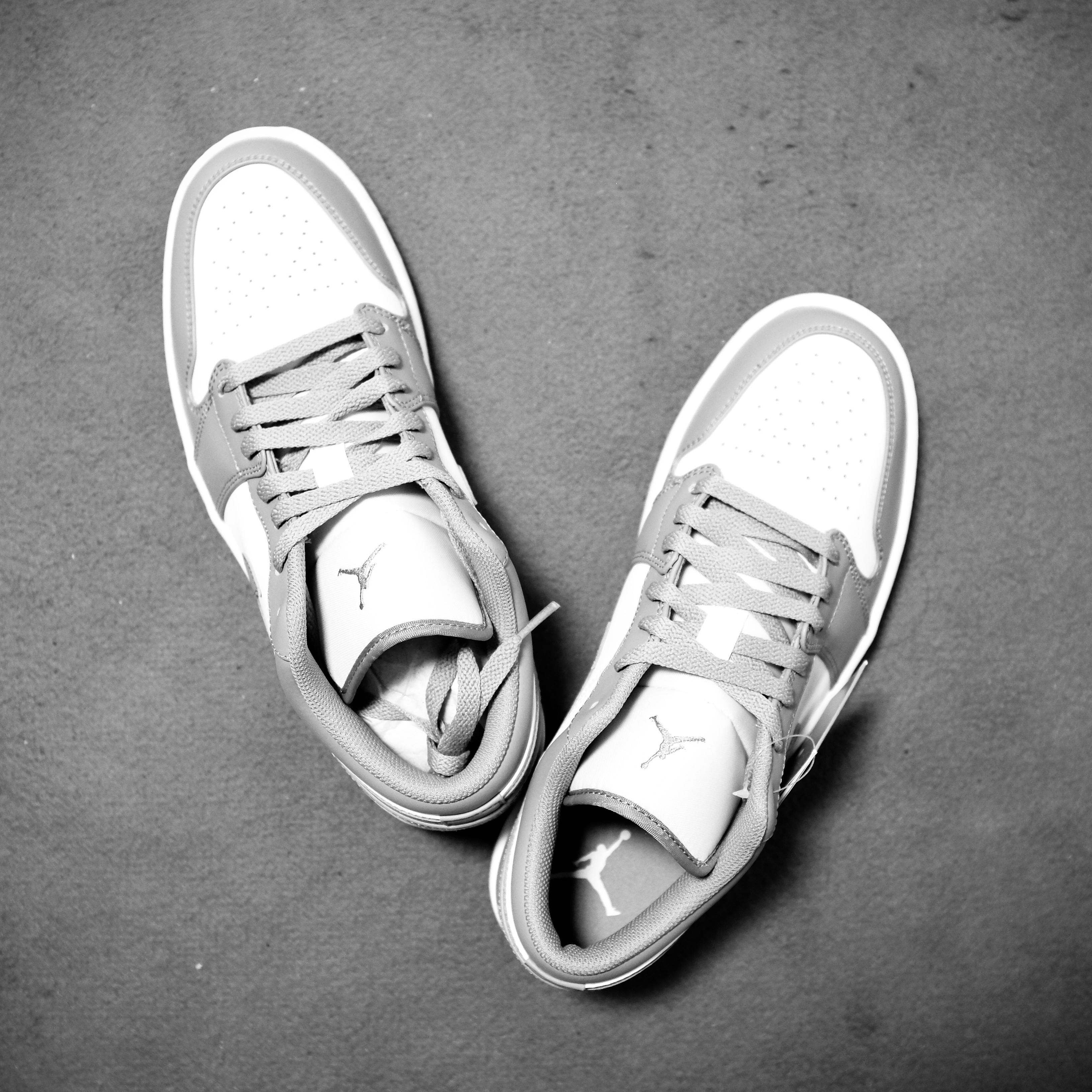 Jordan 1 Low Stealth and White 착용 스타일