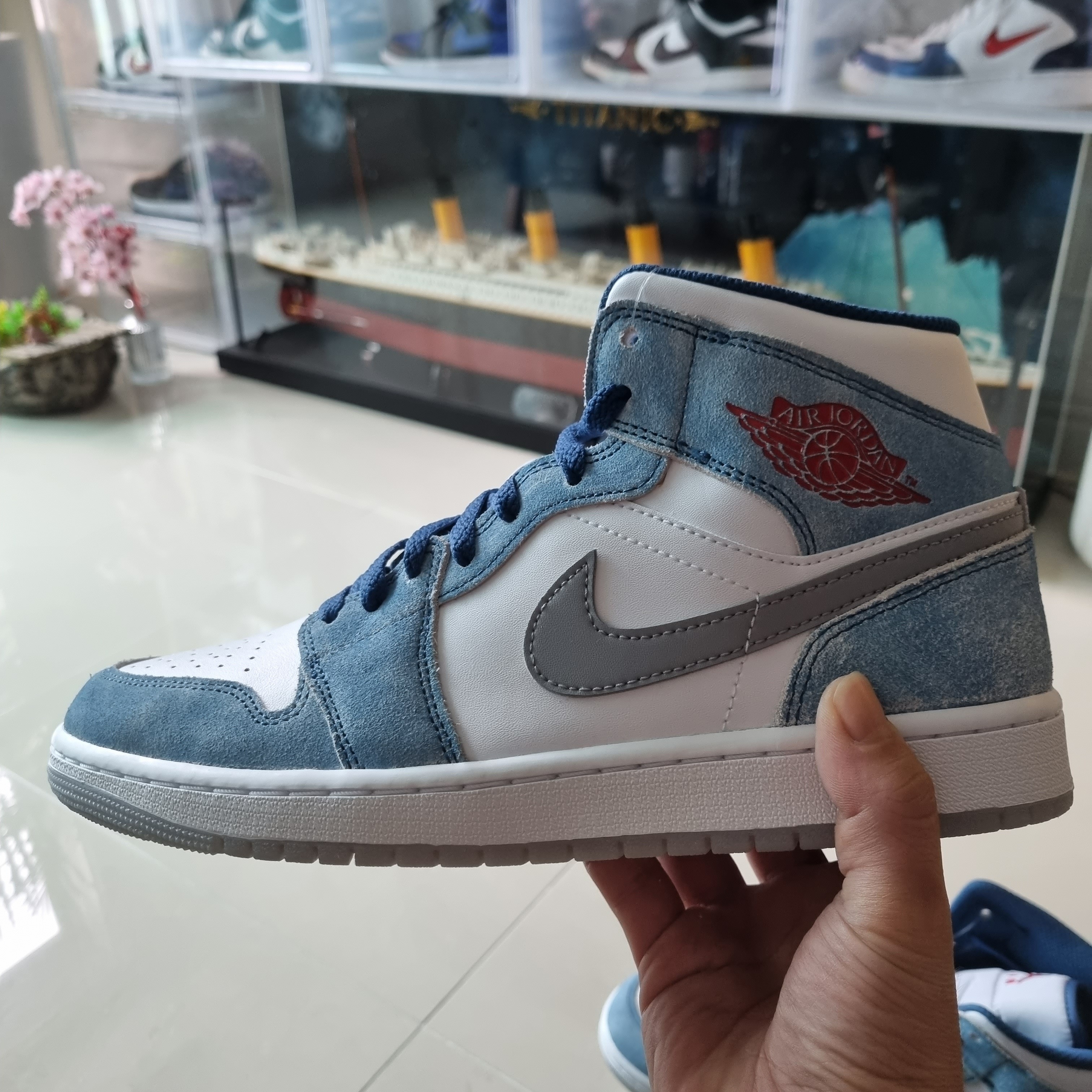 Jordan 1 Mid SE French Blue Fire Red 착용 스타일 - 1