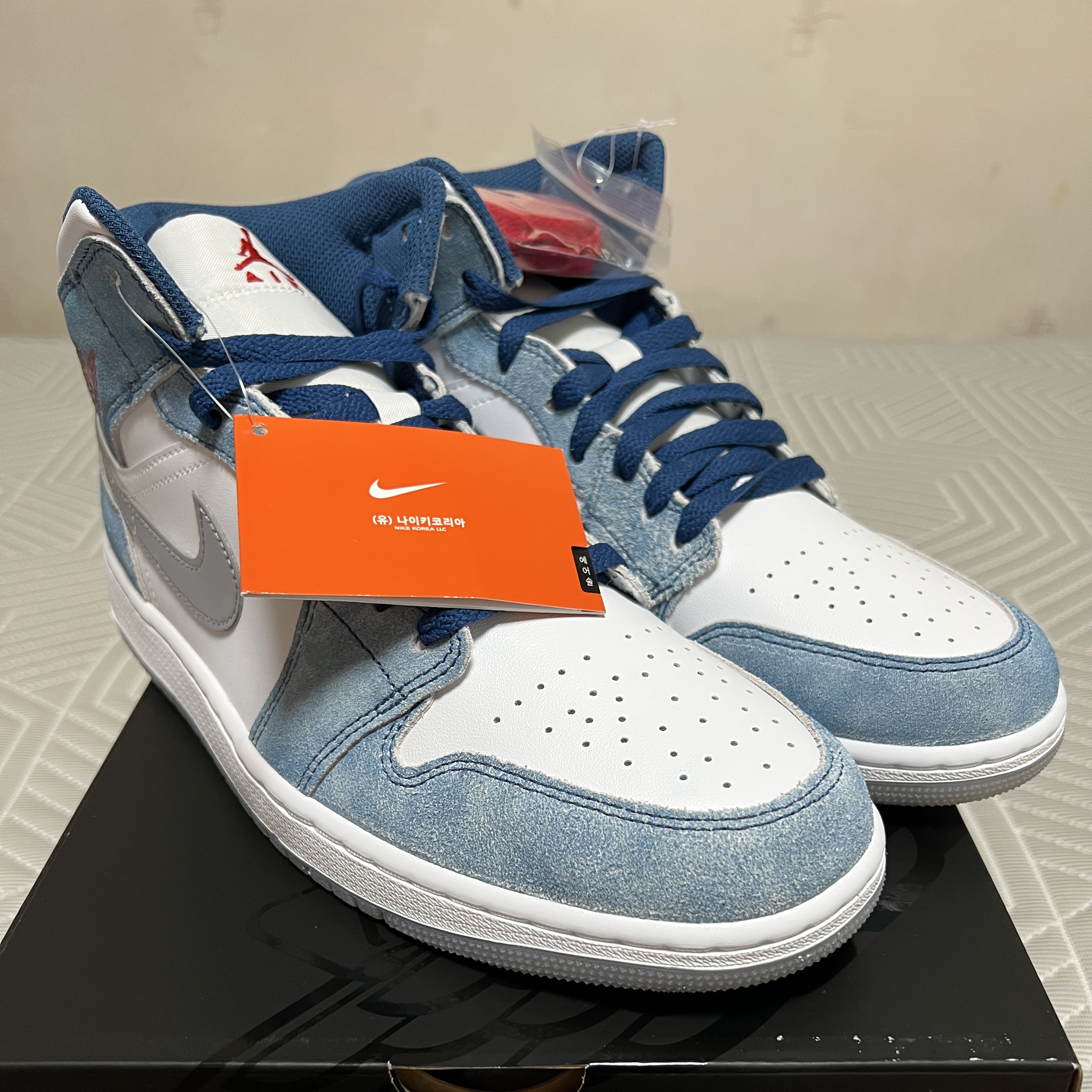 Jordan 1 Mid SE French Blue Fire Red 착용 스타일