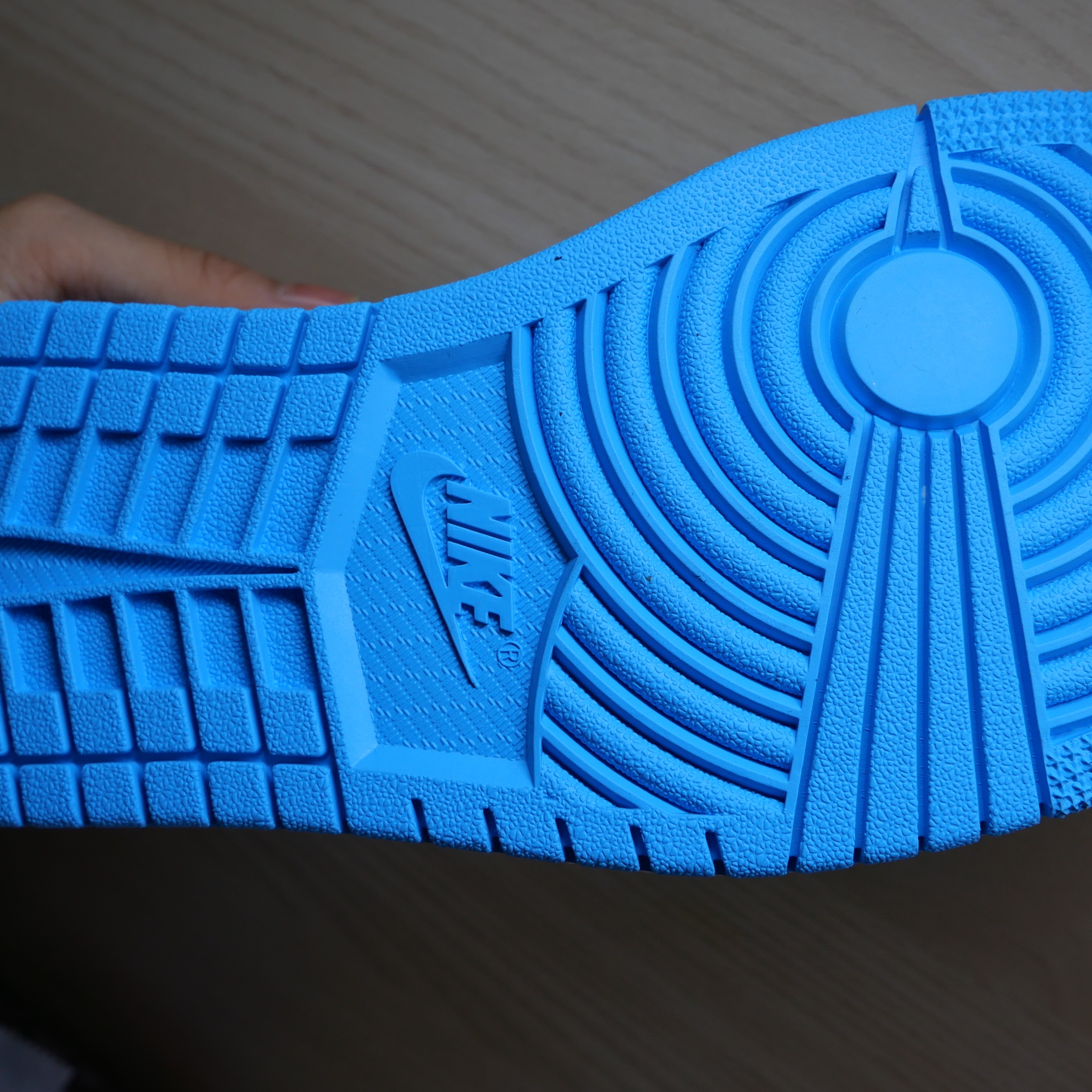 Jordan 1 Retro Low OG Black and Dark Powder Blue 착용 스타일 - 4