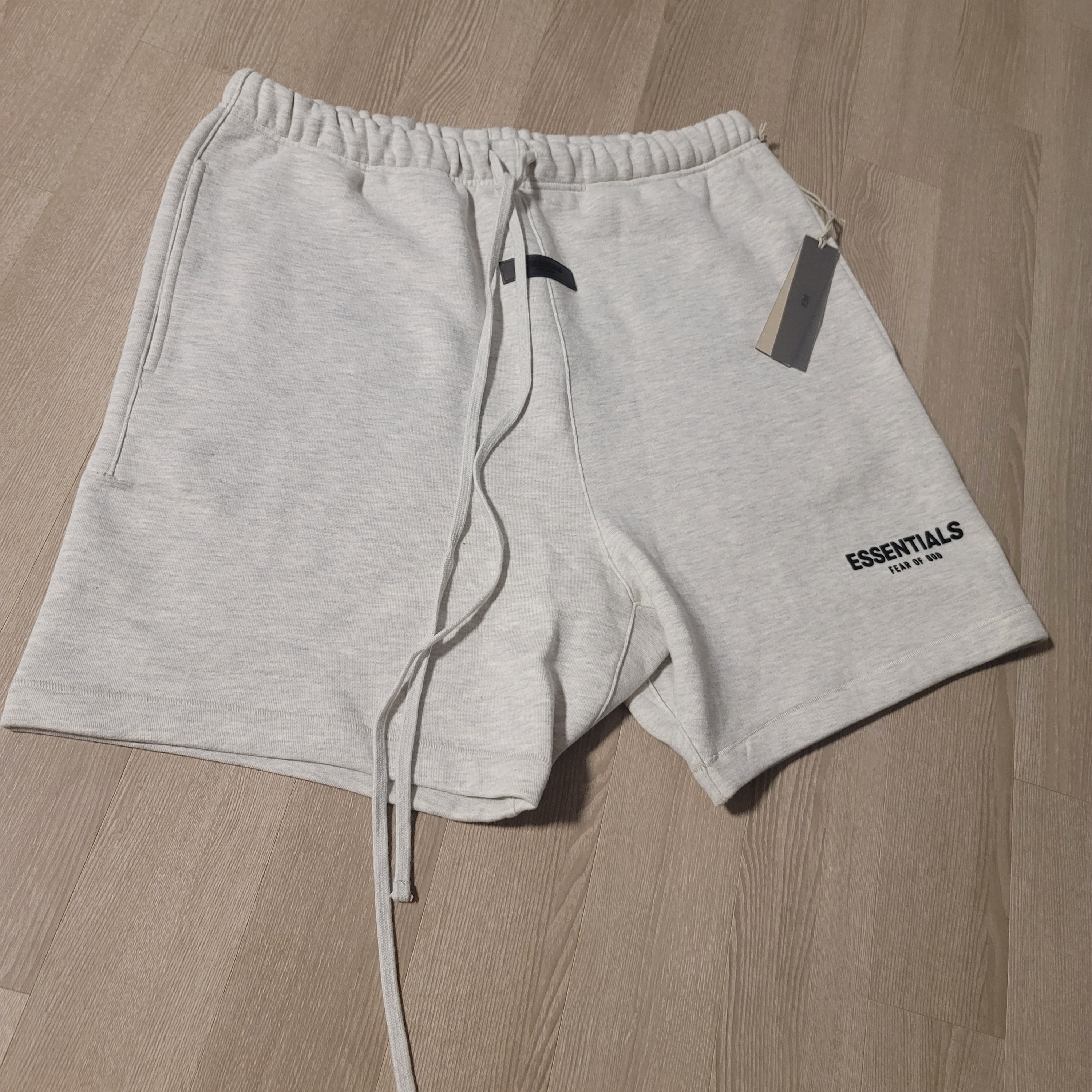 Essentials The Core Collection Sweatshorts Light Oatmeal 착용 스타일