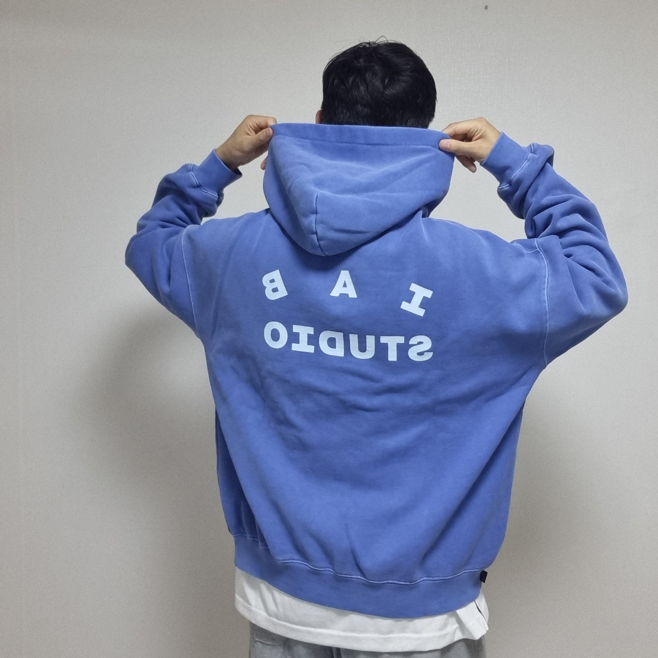IAB Studio Pigment Hoodie Royal Blue - 22FW 착용 스타일