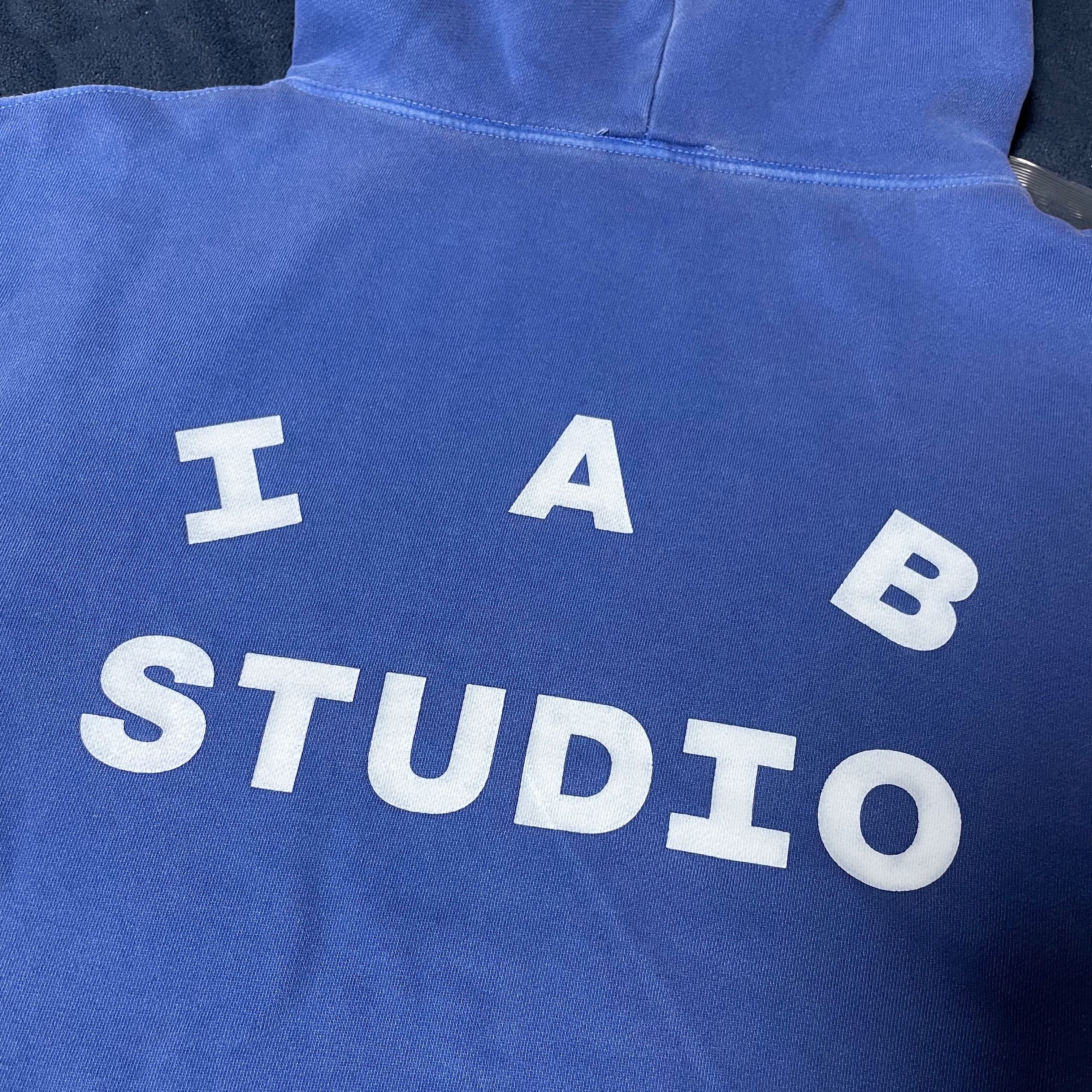 IAB Studio Pigment Hoodie Royal Blue - 22FW 착용 스타일 - 1
