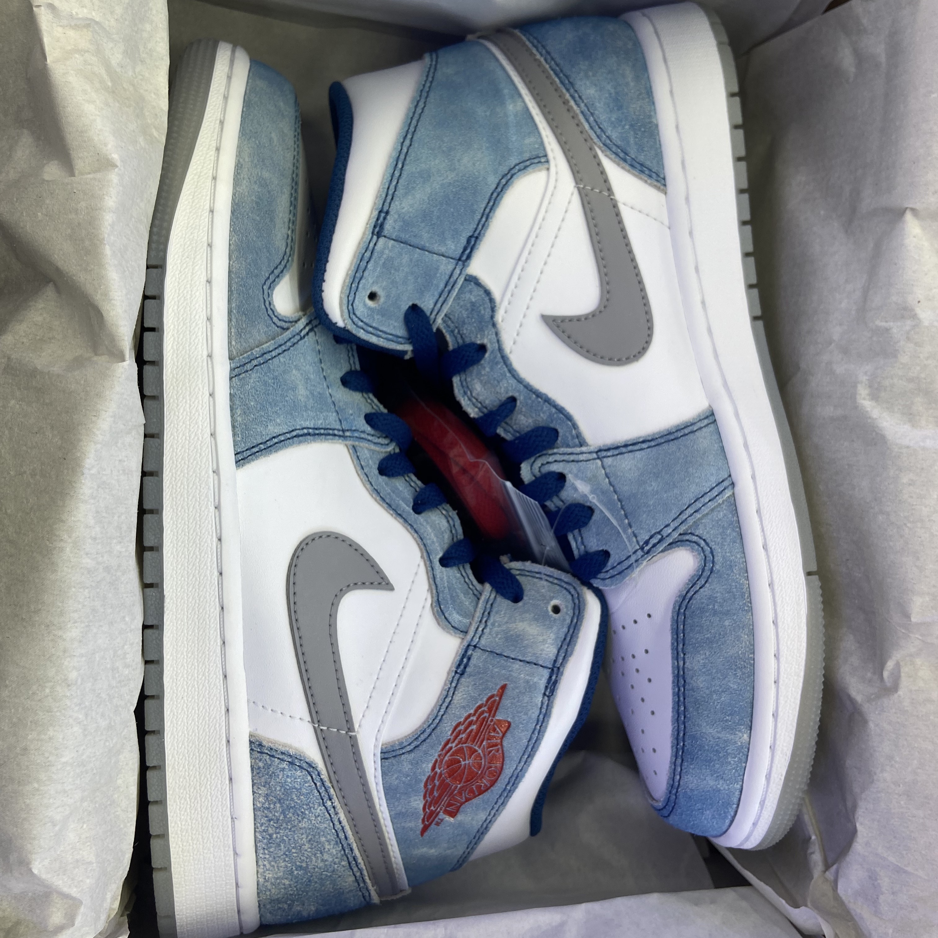 Jordan 1 Mid SE French Blue Fire Red 착용 스타일