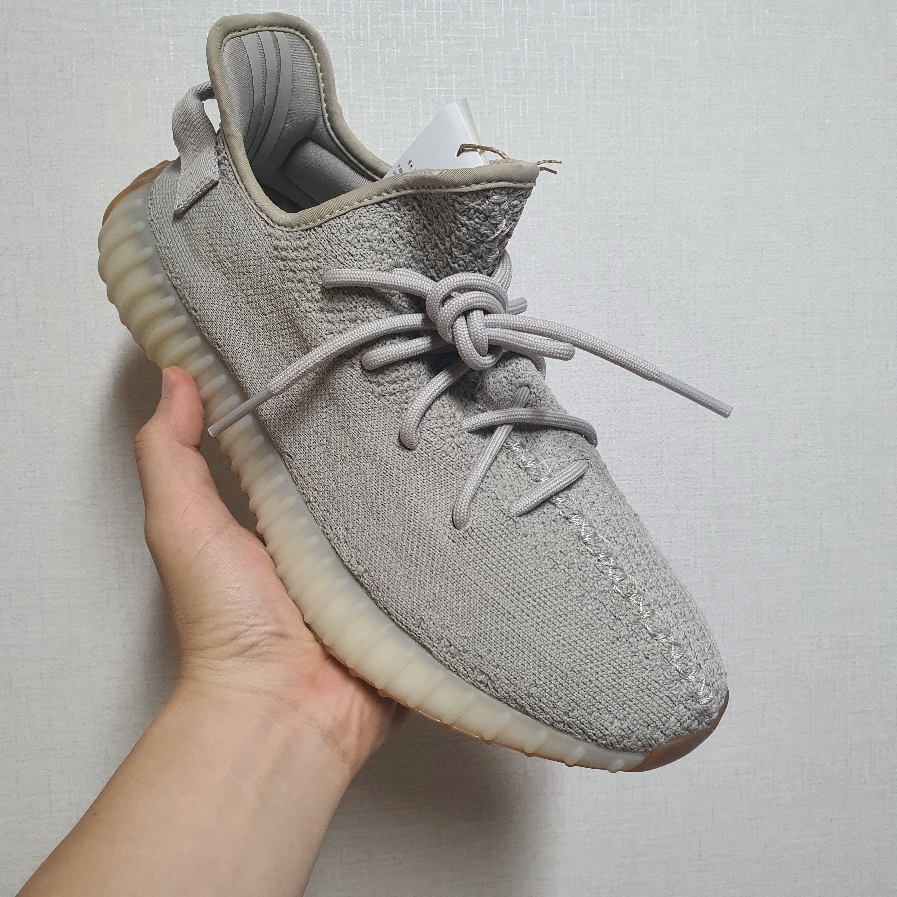 Adidas Yeezy Boost 350 V2 Sesame 2022 착용 스타일