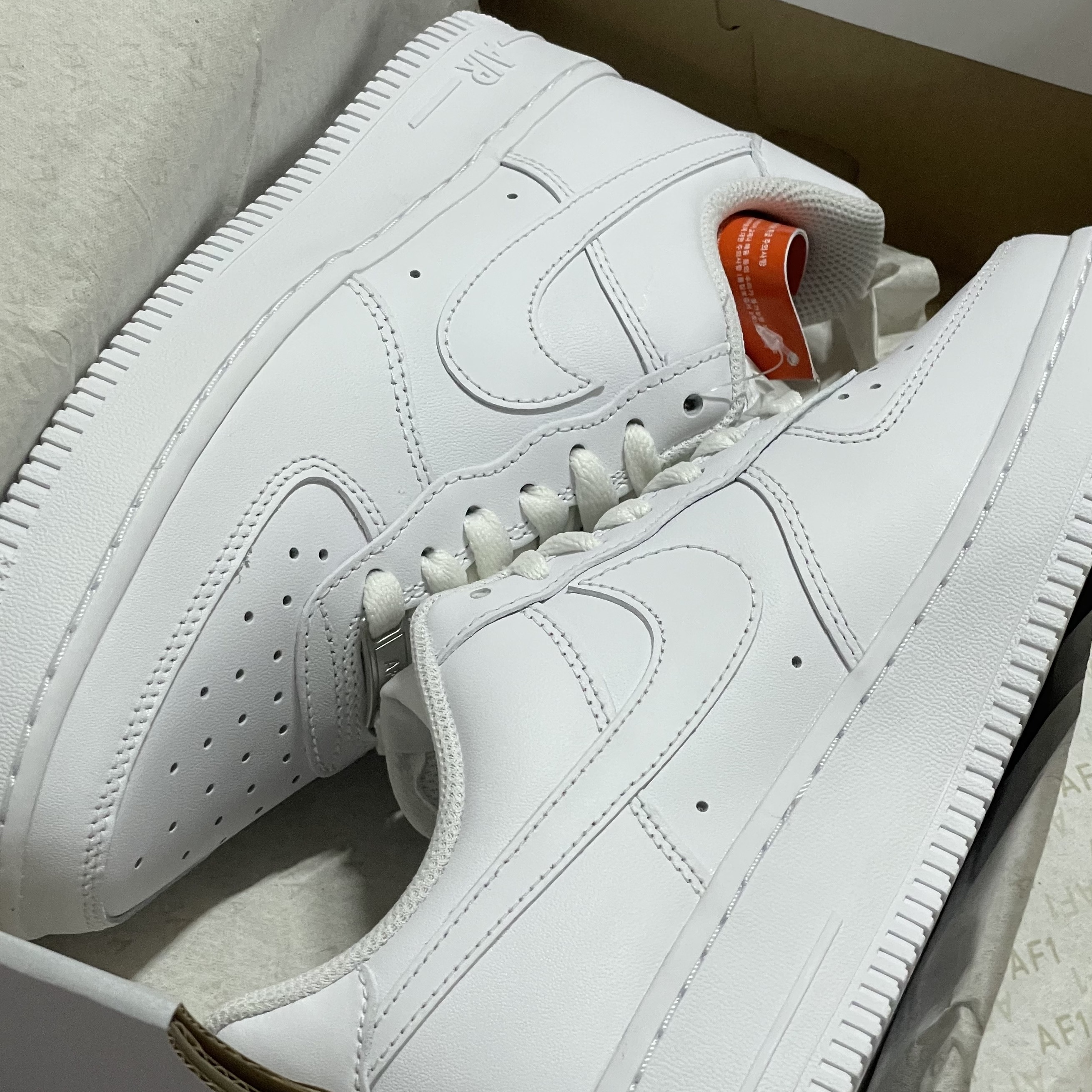 (W) Nike Air Force 1 '07 Low White, Nike Air Force 1 '07 Low White 착용 스타일 - 1