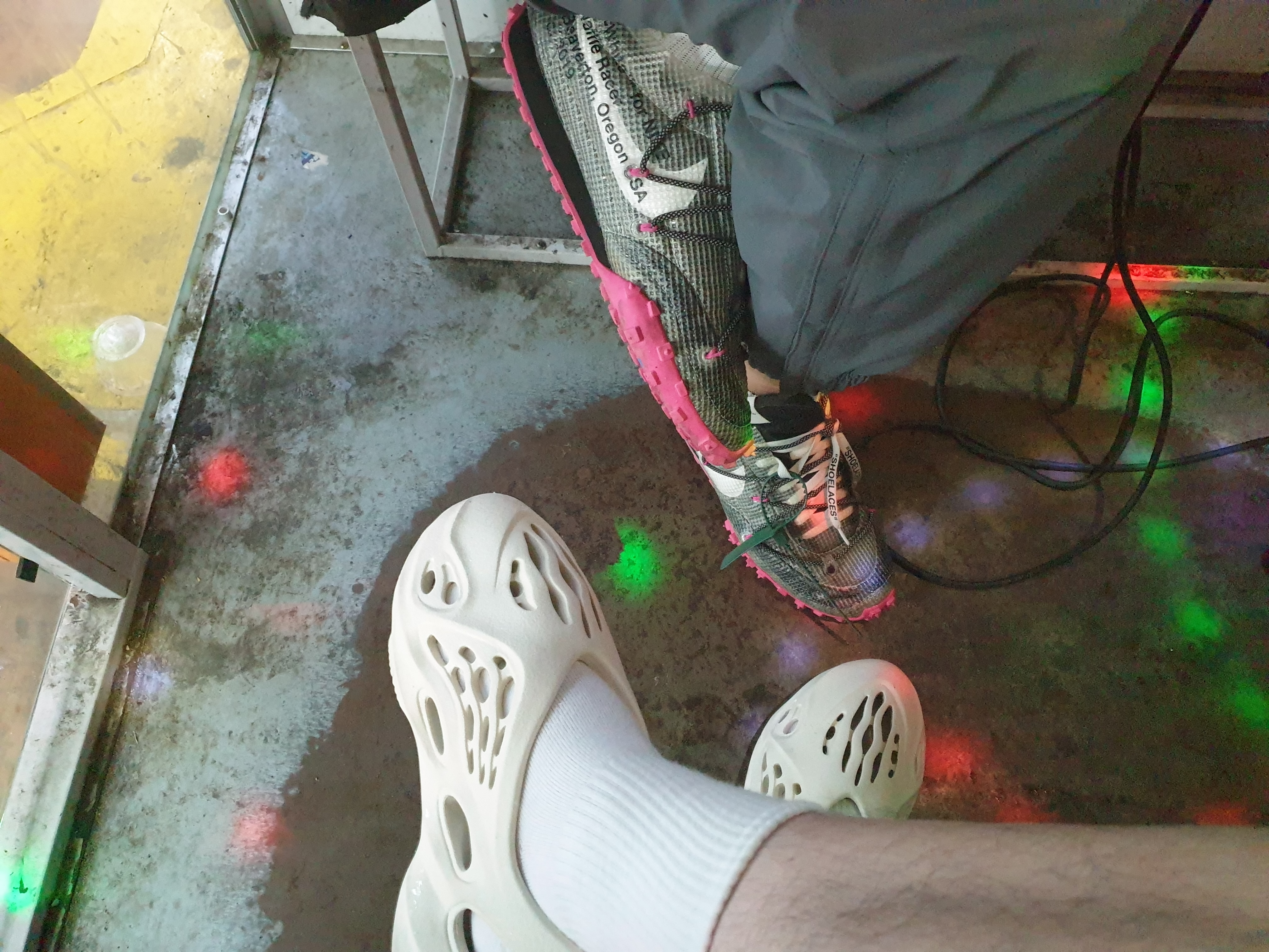 (W) Nike x Off-White Waffle Racer Black, Adidas Yeezy Foam RNNR Sand 착용 스타일