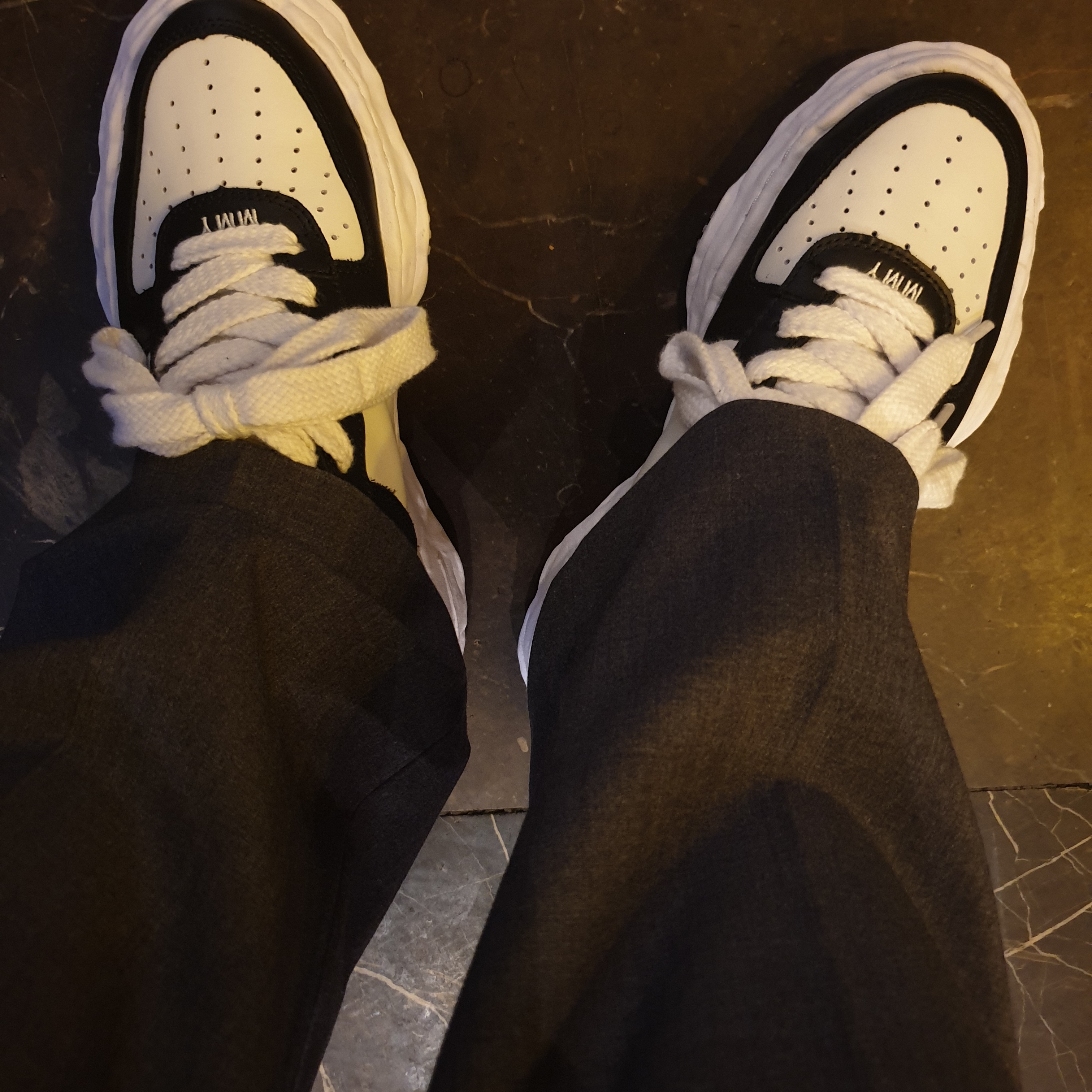 Maison Mihara Yasuhiro Wayne OG Sole Leather Low-top Sneakers Black White 착용 스타일
