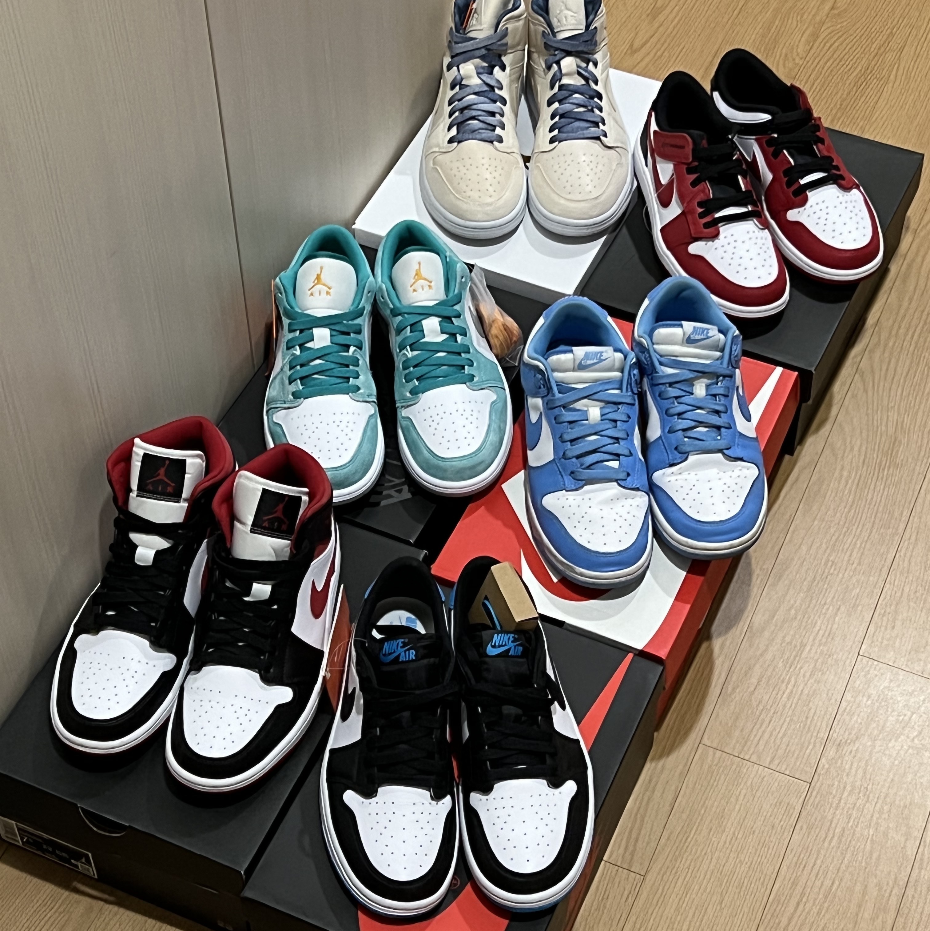 (W) Jordan 1 Retro Low OG Black and Dark Powder Blue, Jordan 1 Mid Gym Red Black White 착용 스타일