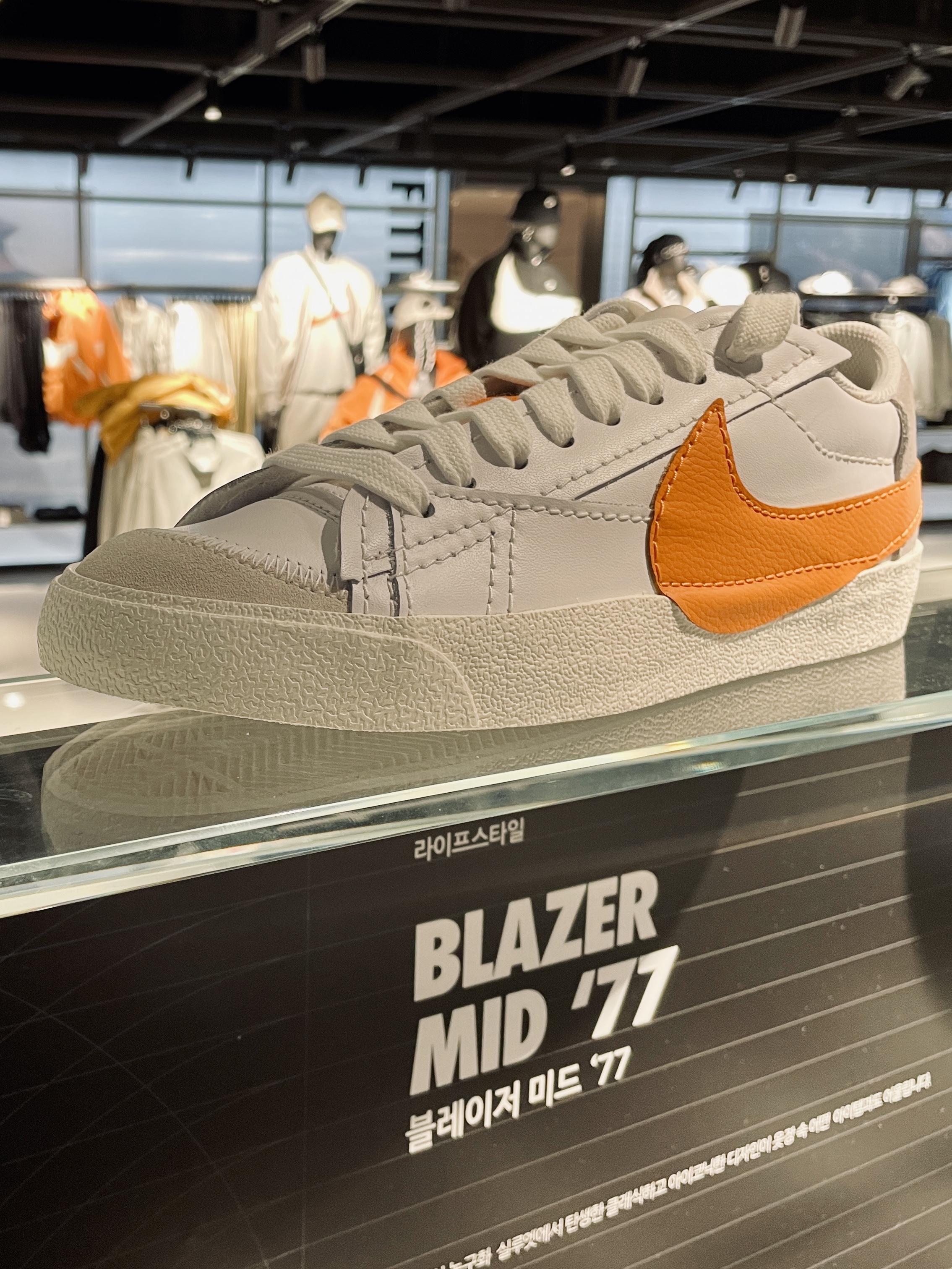 Nike Blazer Low '77 Jumbo White Alpha Orange 착용 스타일 - 3