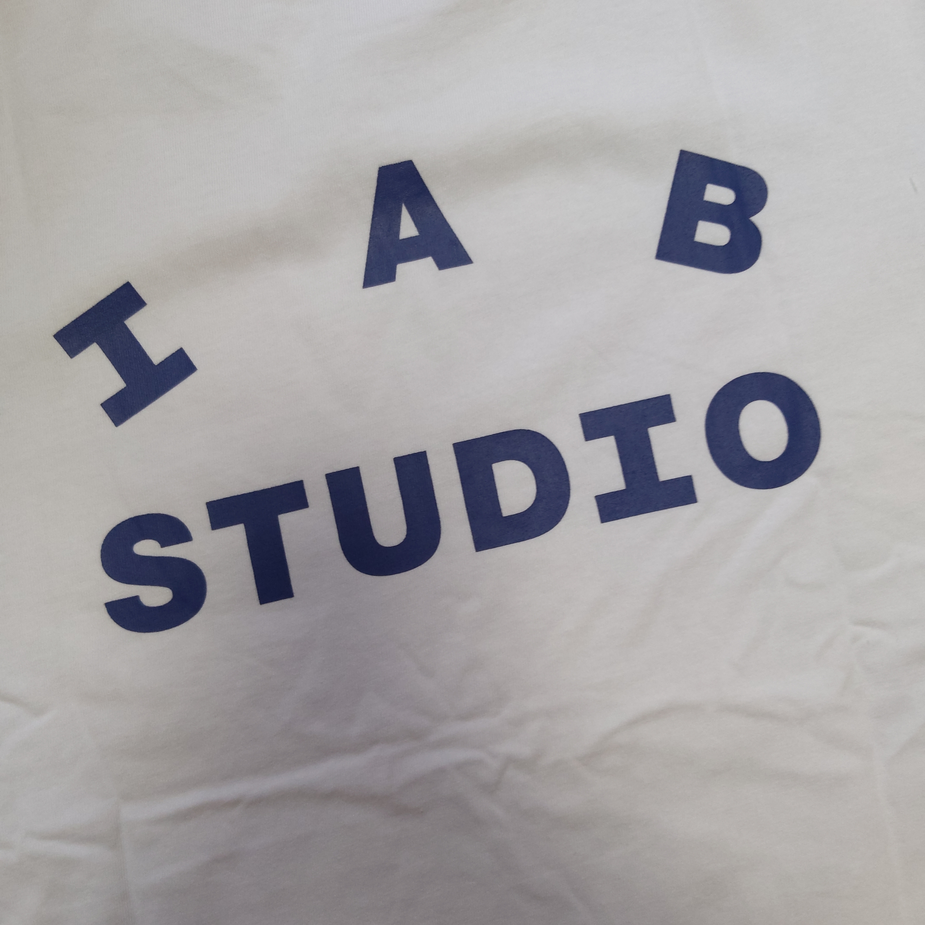 IAB Studio T-Shirt White Navy - 22FW 착용 스타일