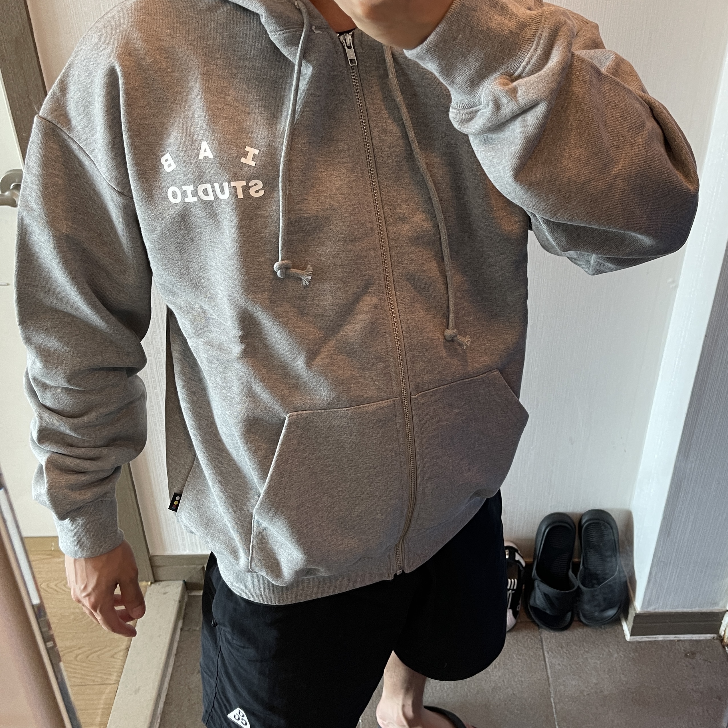 IAB Studio Zip-Up Hoodie Gray - 22FW 착용 스타일 - 1