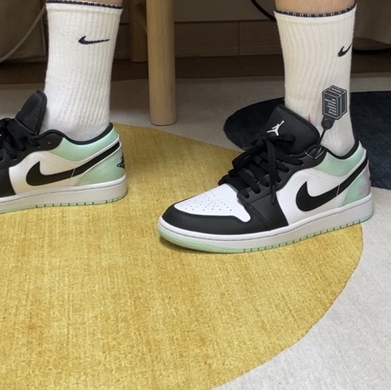 Jordan 1 Low SE White Black Tie-Dye 착용 스타일 - 2