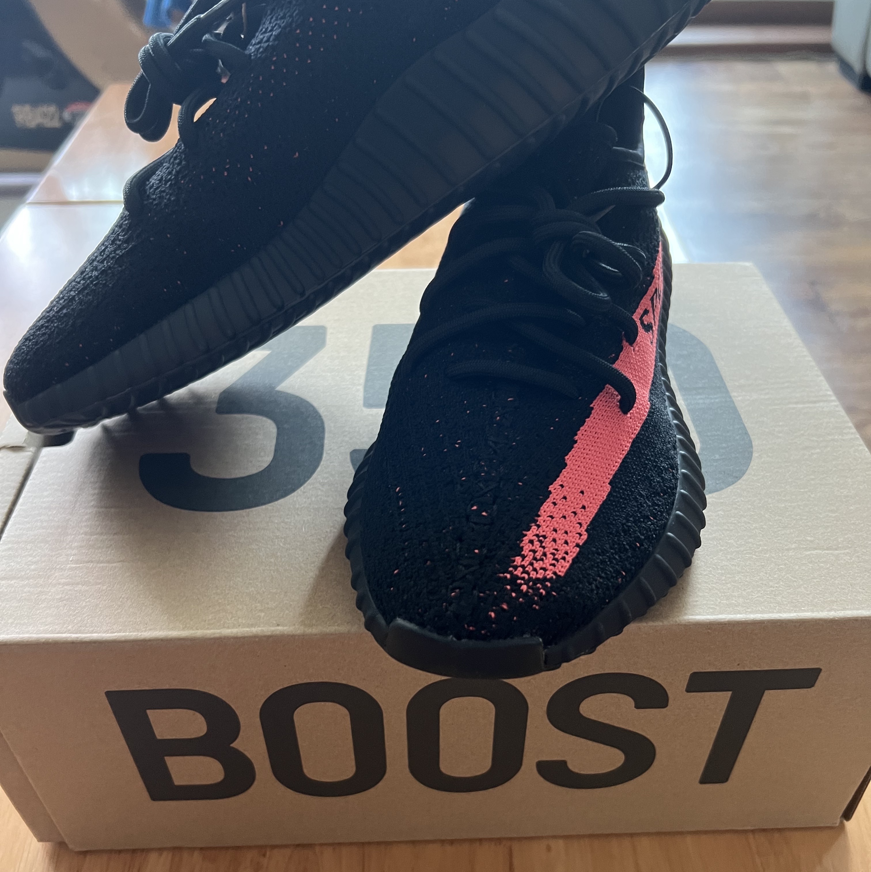 Adidas Yeezy Boost 350 V2 Core Black Red 2022/2023 착용 스타일 - 5