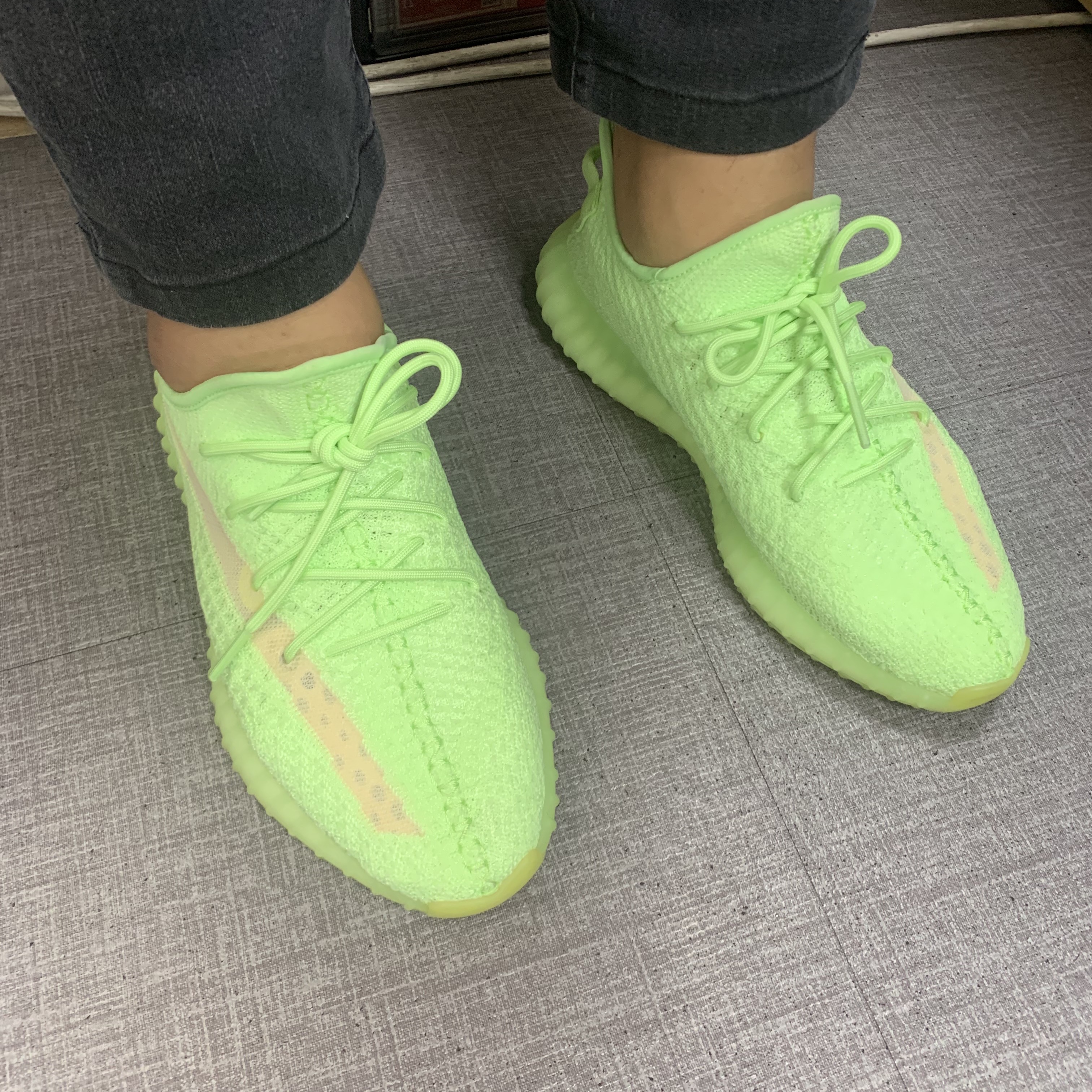 Adidas Yeezy Boost 350 V2 Glow 착용 스타일