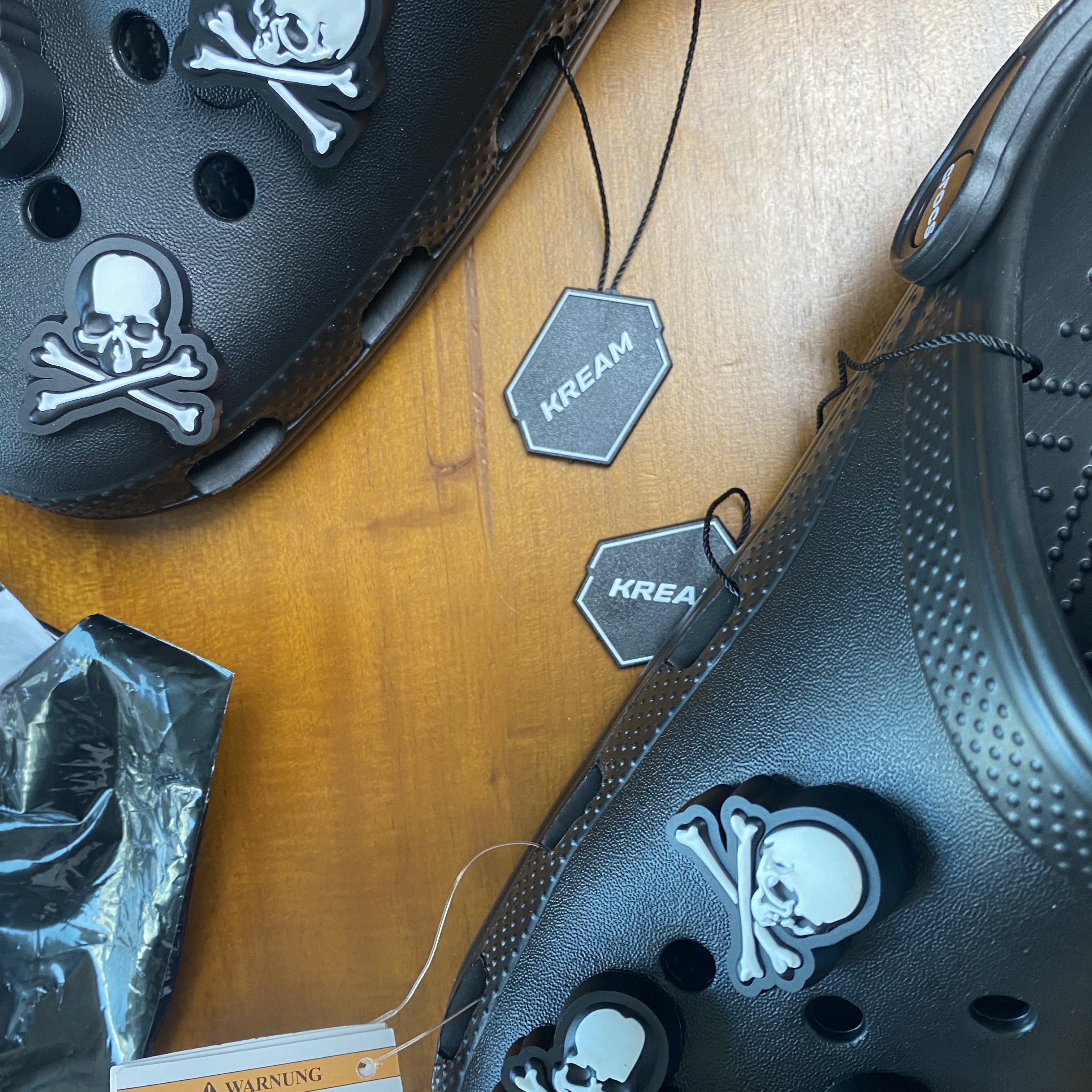 Crocs x Mastermind Classic Clog Black 착용 스타일
