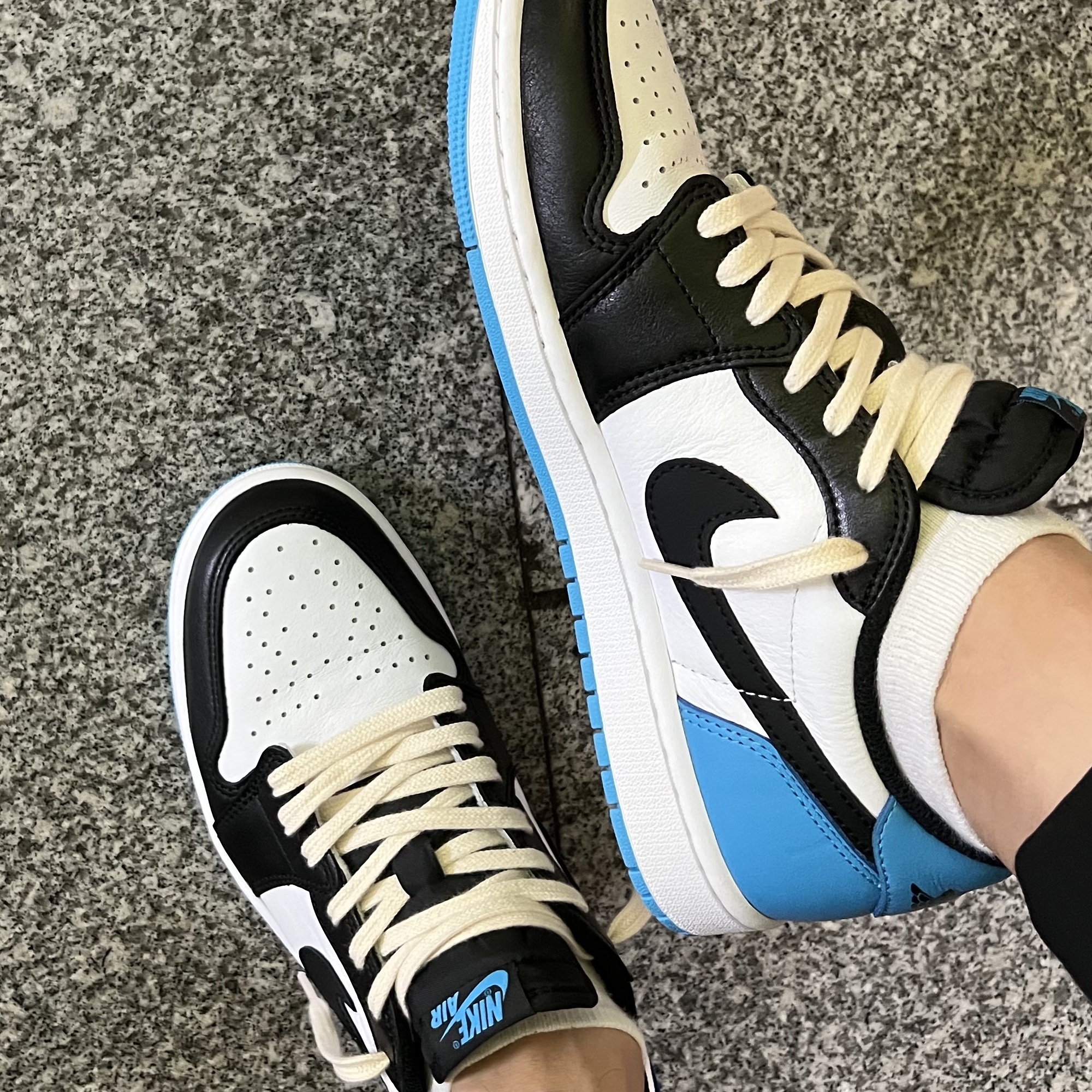 Jordan 1 Retro Low OG Black and Dark Powder Blue 착용 스타일