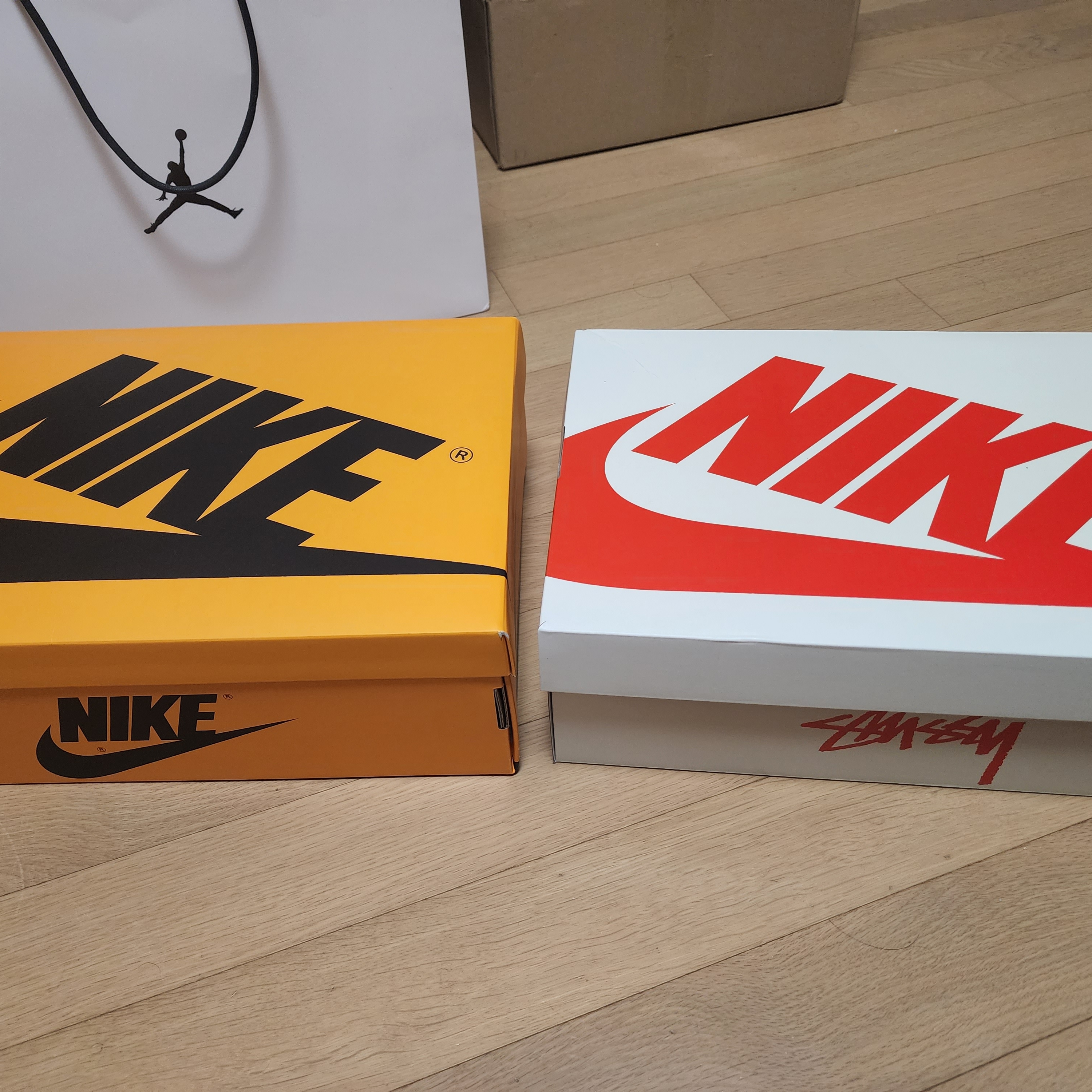 Jordan 1 Retro High OG Taxi, Nike x Stussy Air Max 2013 Psychic Pink 착용 스타일 - 2