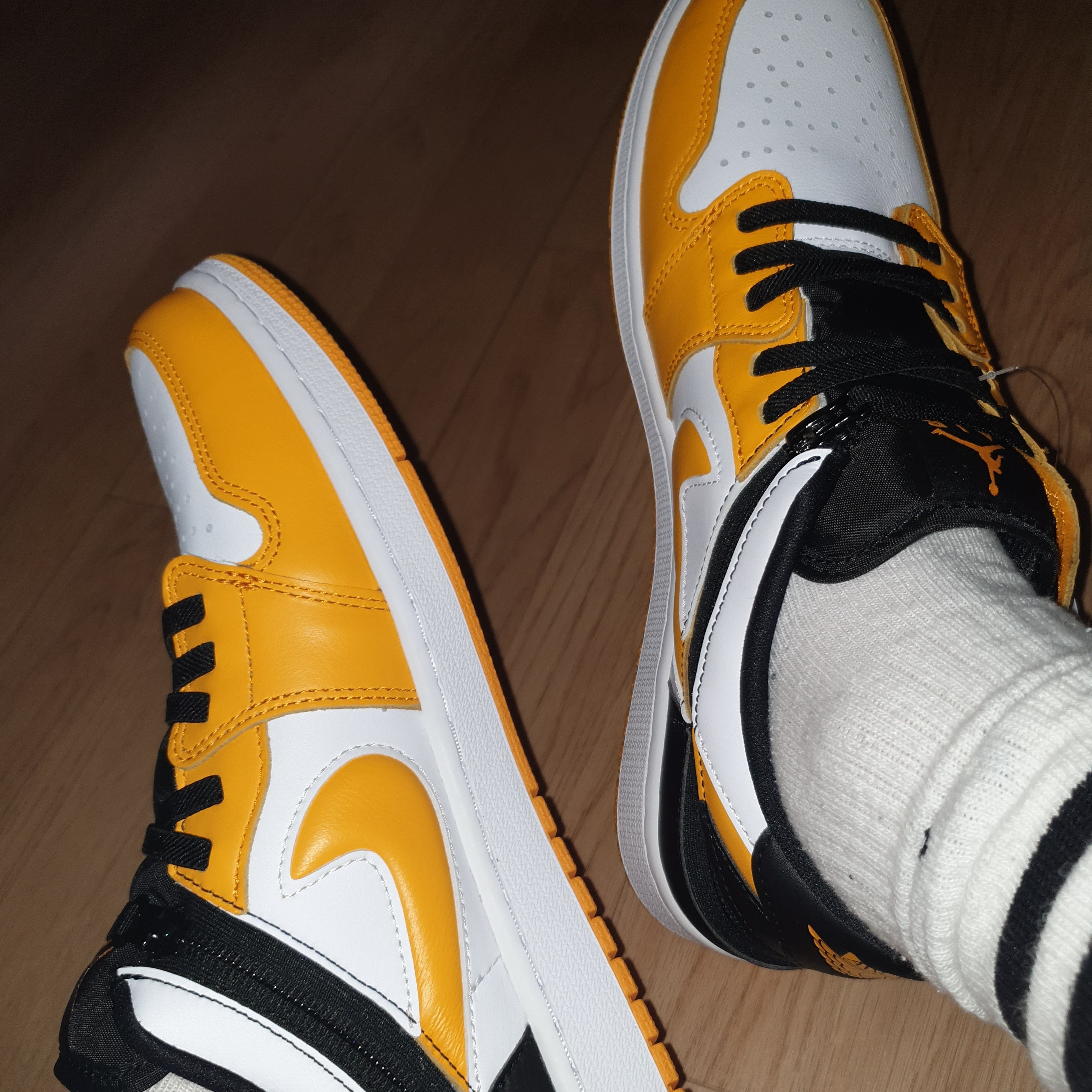 Jordan 1 Low Flyease Taxi 착용 스타일 - 3