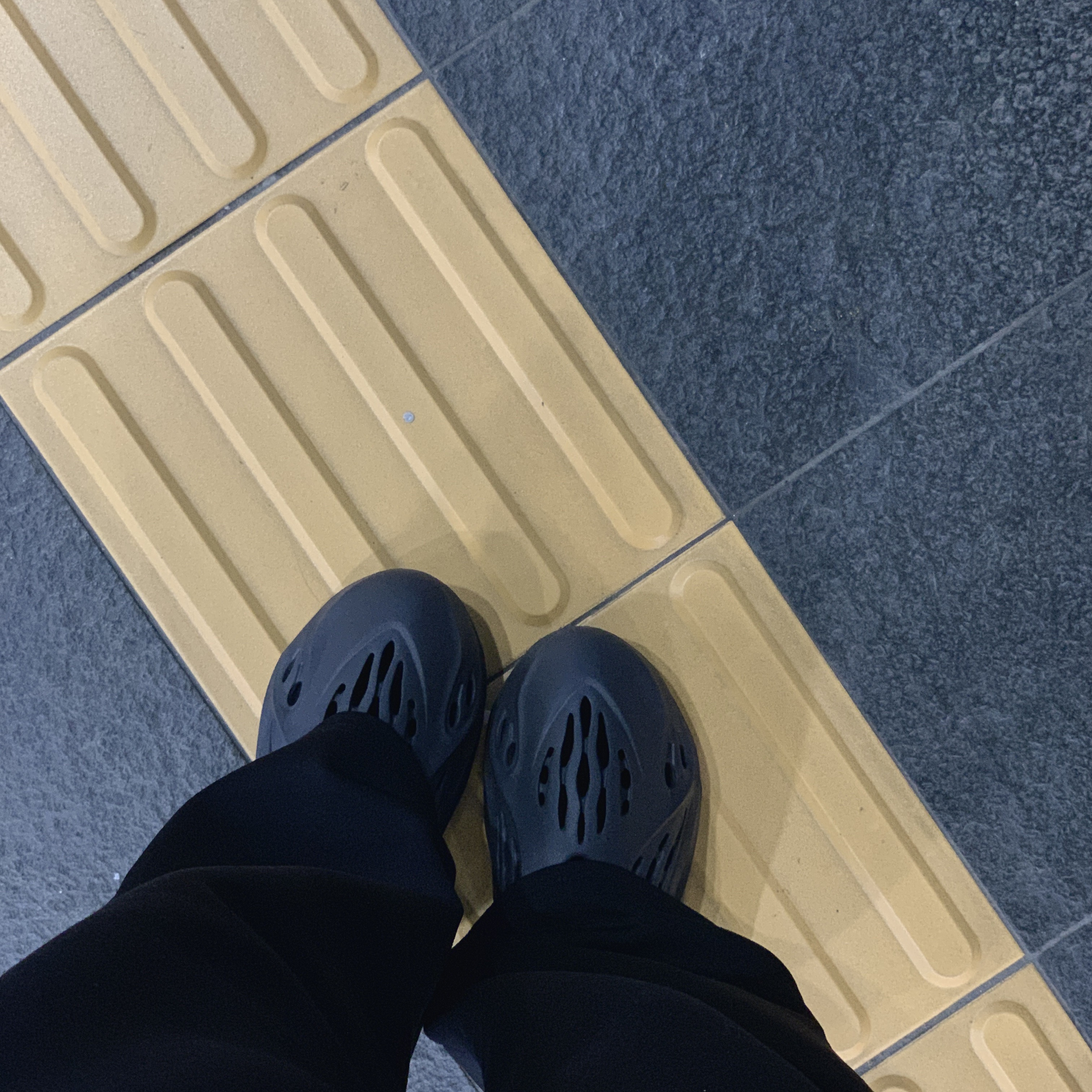 Adidas Yeezy Foam RNNR Onyx 착용 스타일