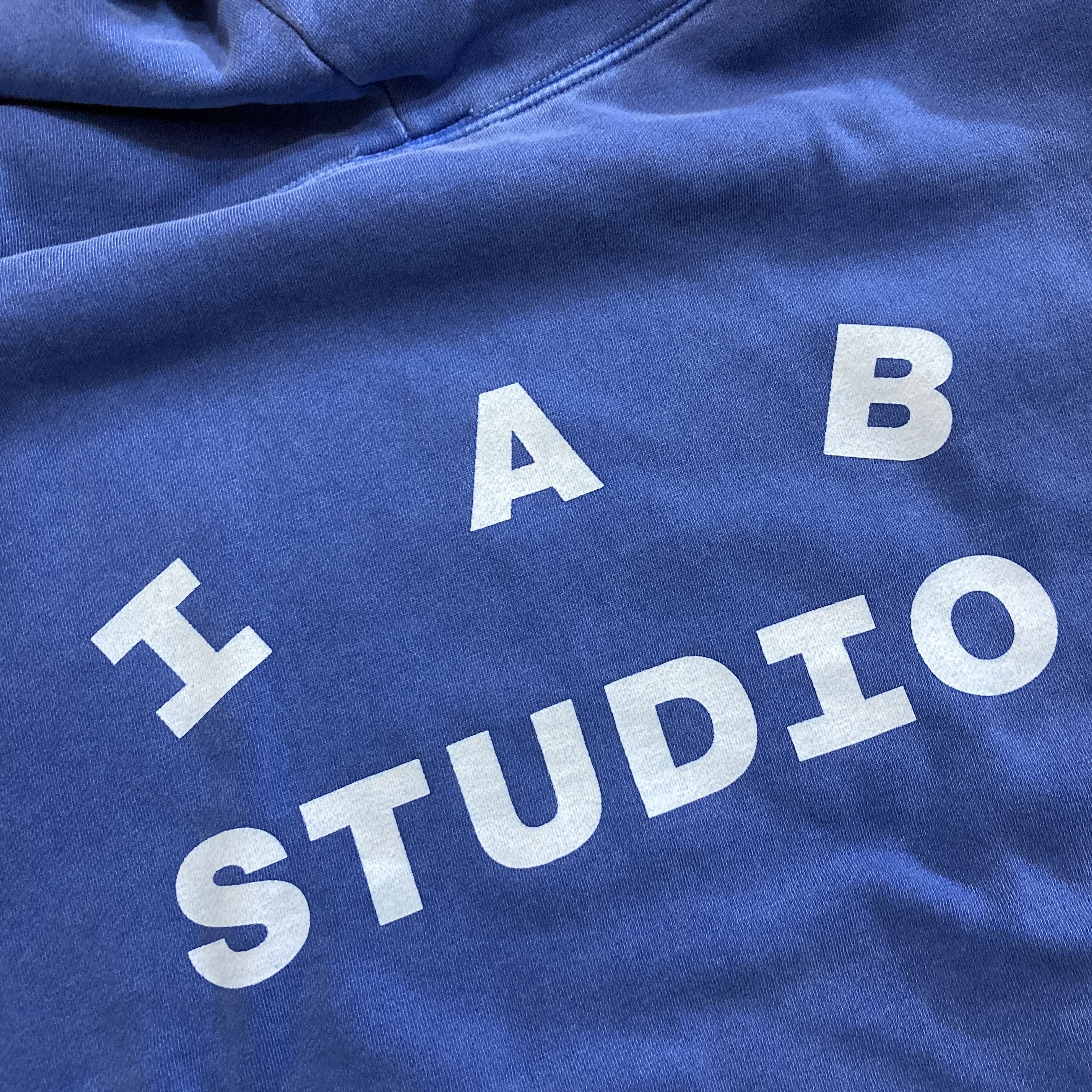 IAB Studio Pigment Hoodie Royal Blue - 22FW 착용 스타일 - 1