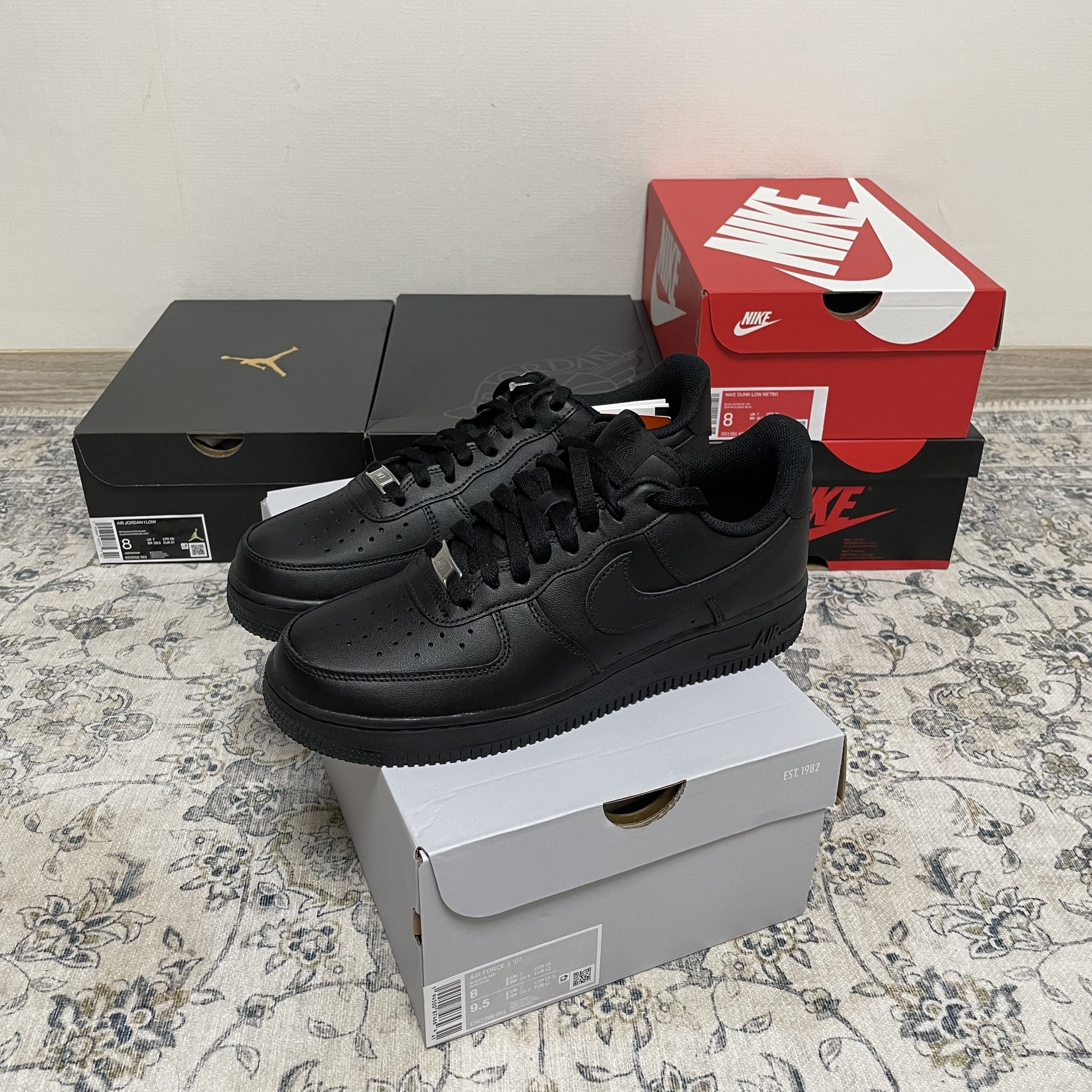 Nike Air Force 1 '07 Low Triple Black 착용 스타일