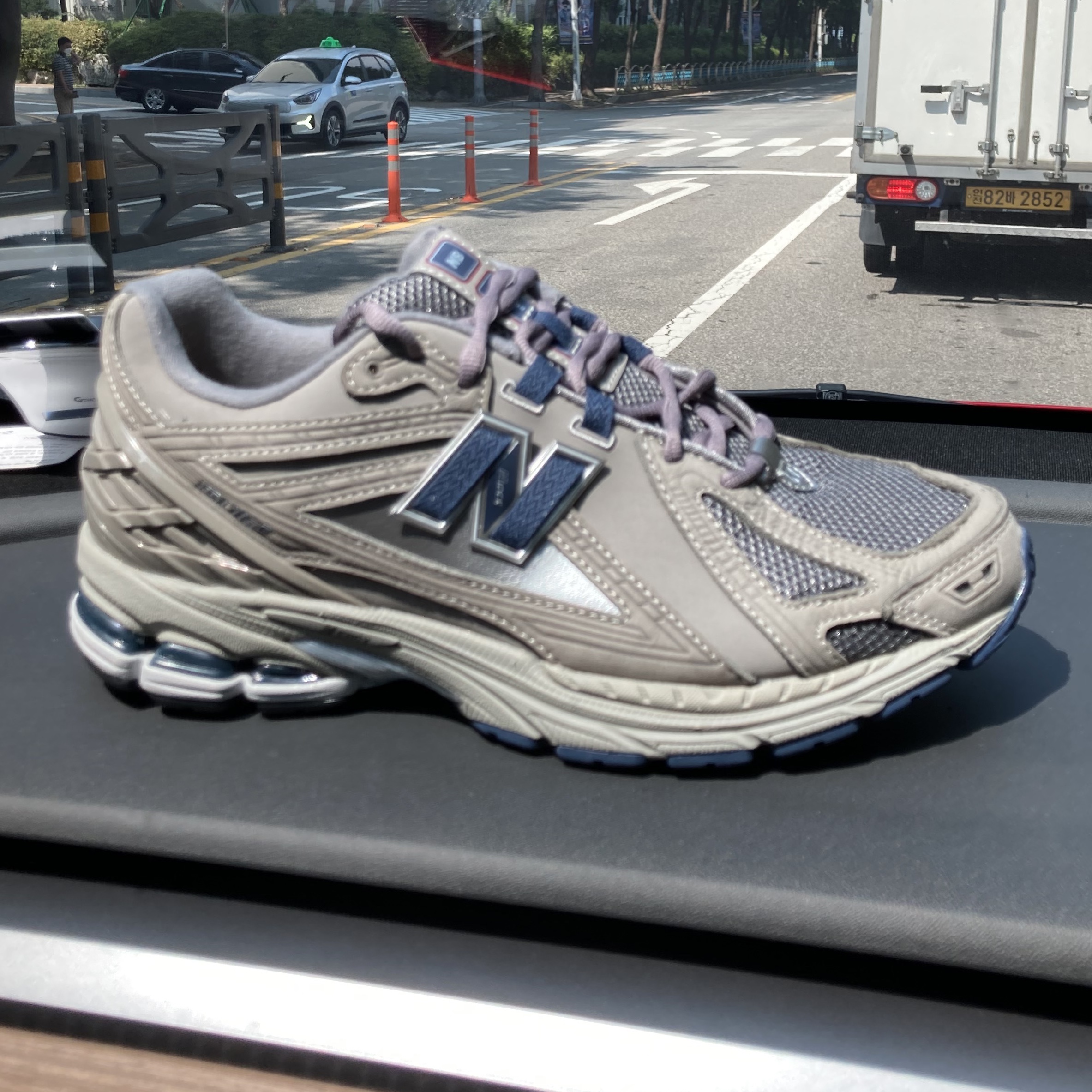 New Balance 1906R Charcoal Grey 착용 스타일