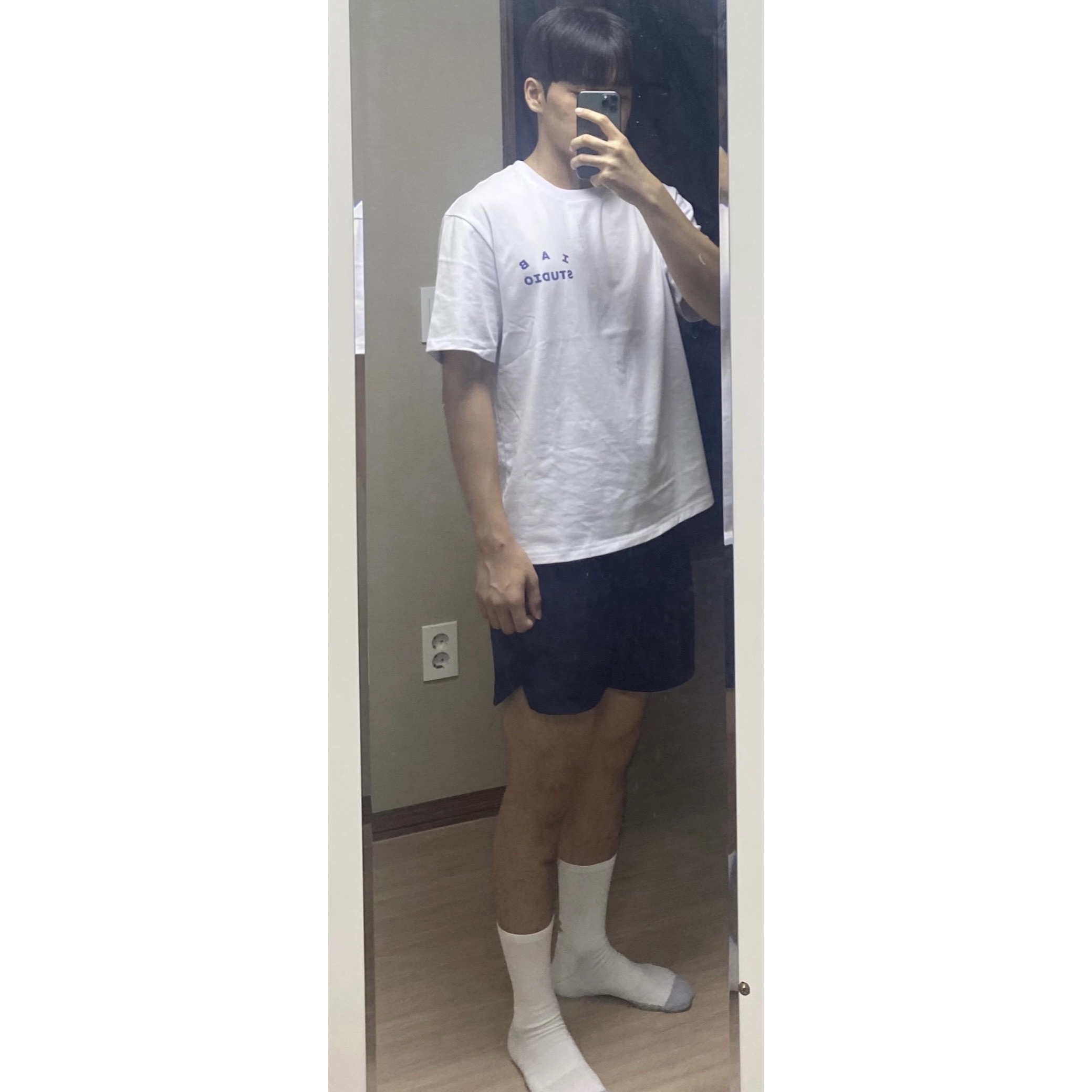 IAB Studio T-Shirt White Navy - 22FW 착용 스타일