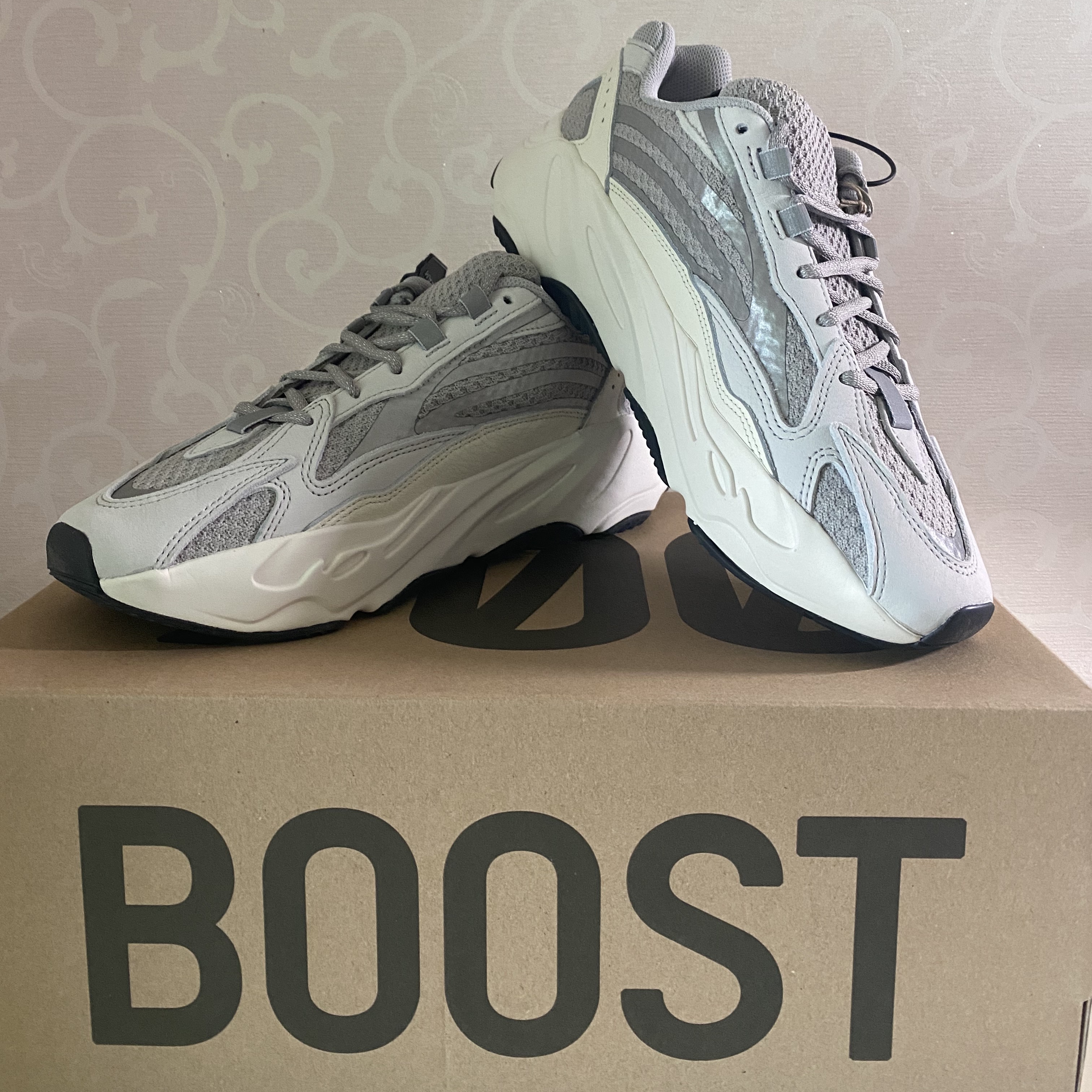 Adidas Yeezy Boost 700 V2 Static 2022 착용 스타일