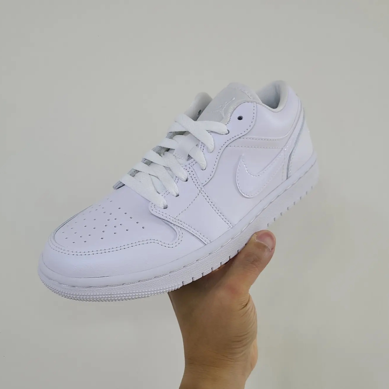 (W) Jordan 1 Low Triple White 2022 착용 스타일 - 1