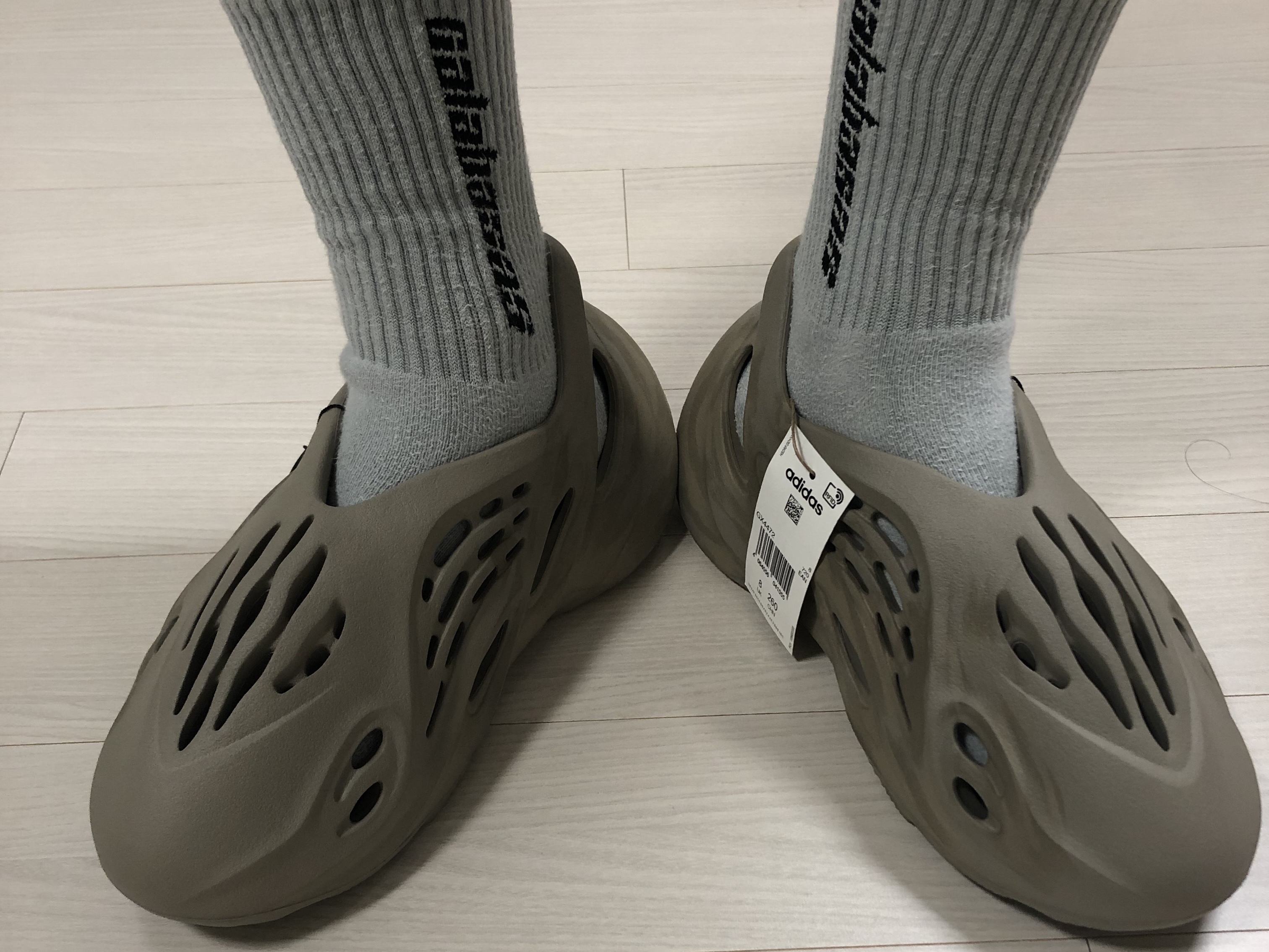 Adidas Yeezy Foam RNNR Stone Sage 착용 스타일