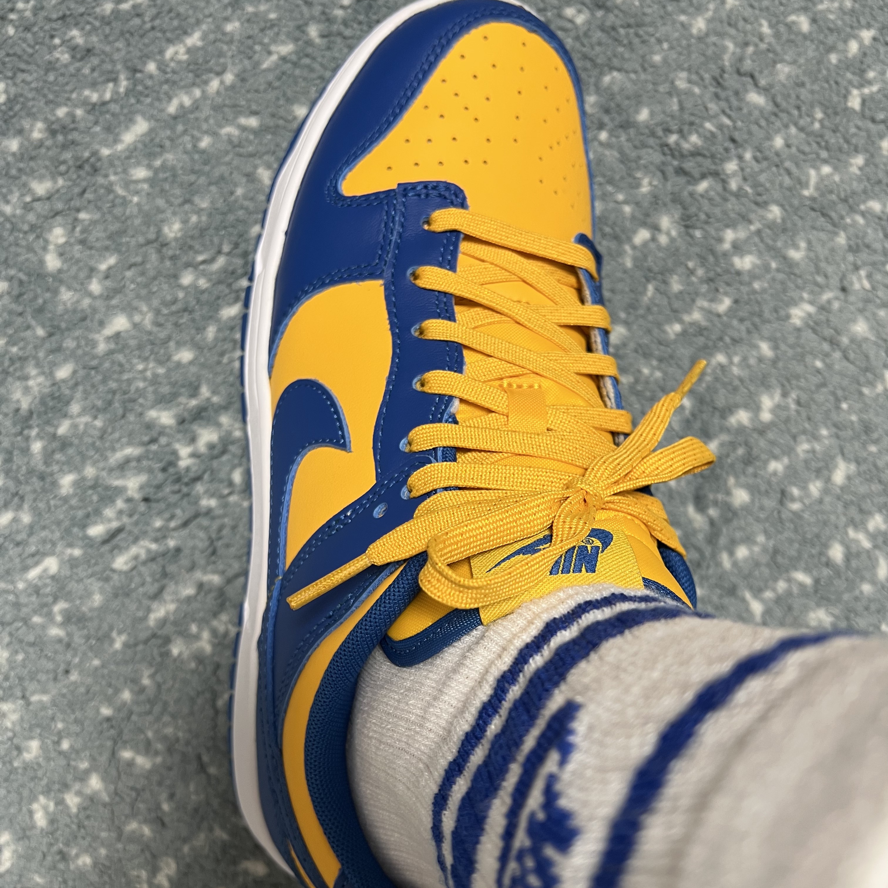 Nike Dunk Low Retro Blue Jay and University Gold 착용 스타일 - 1