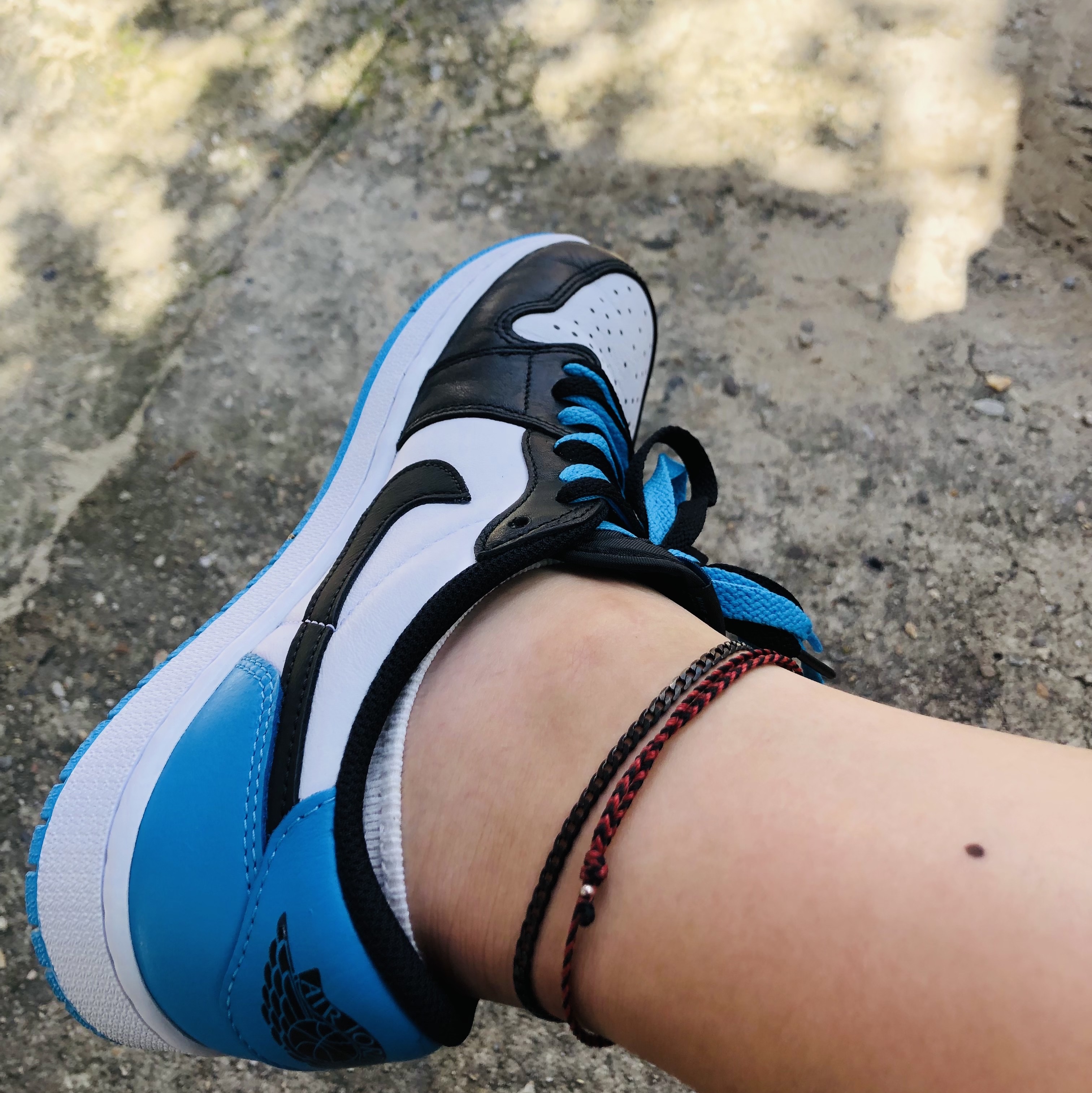 Jordan 1 Retro Low OG Black and Dark Powder Blue 착용 스타일